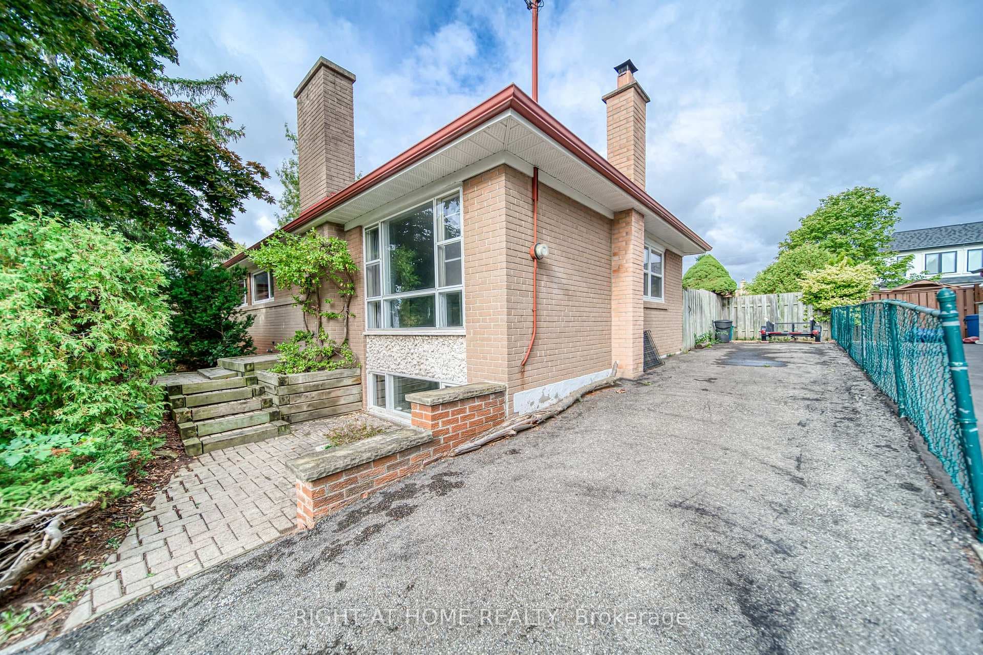 1353 Waverly Avenue photo 5