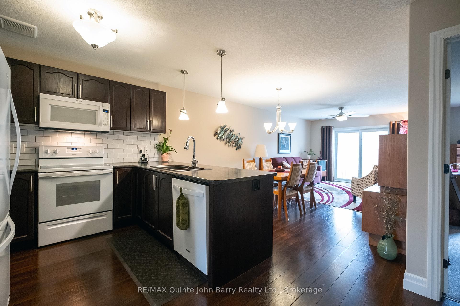 47 McIntosh Crescent photo 5