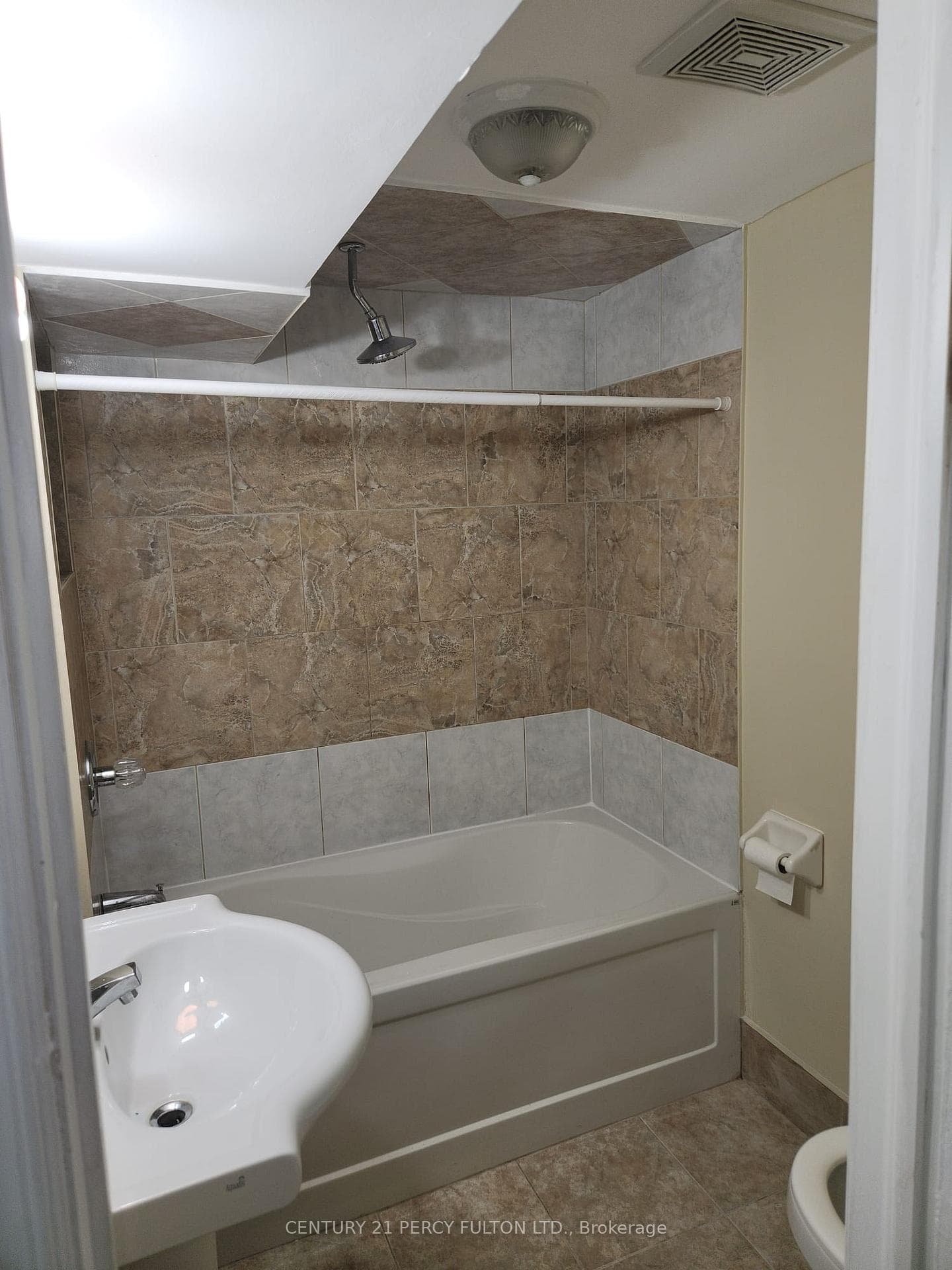 19 Lynvalley Crescent Unit BMT photo 11