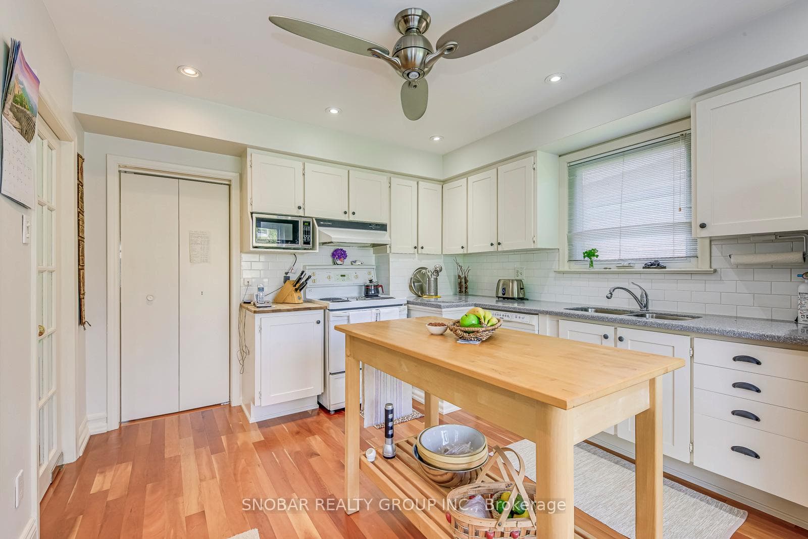 232 La Rose Avenue photo 10