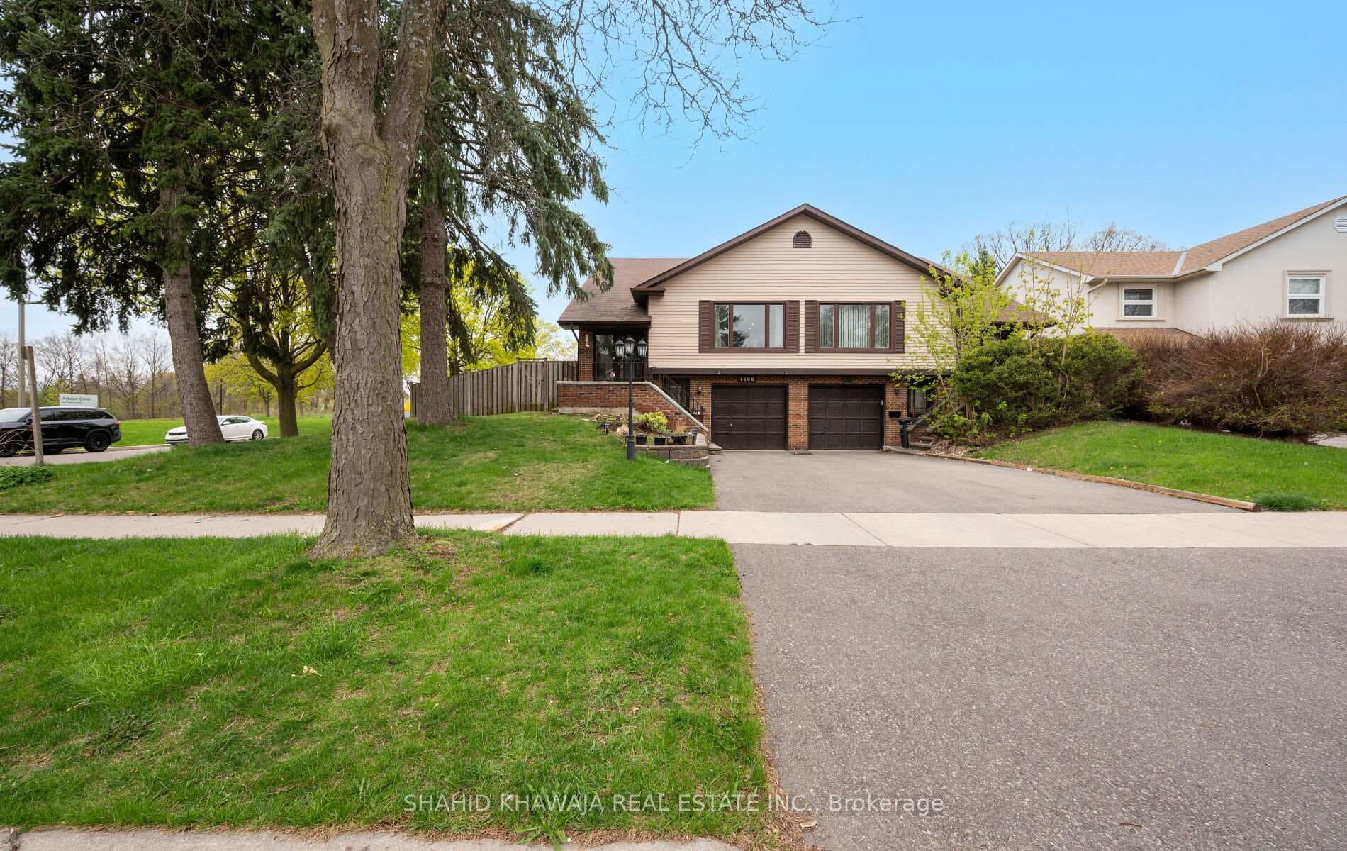4168 Treetop Crescent photo 1