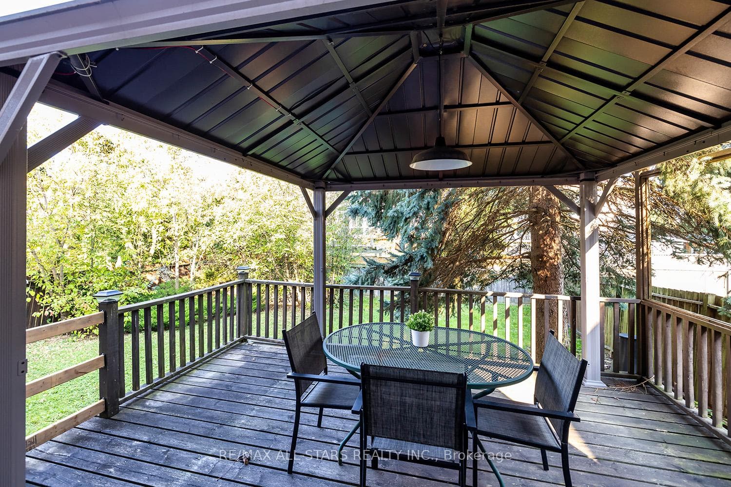 Rear deck w/gazebo