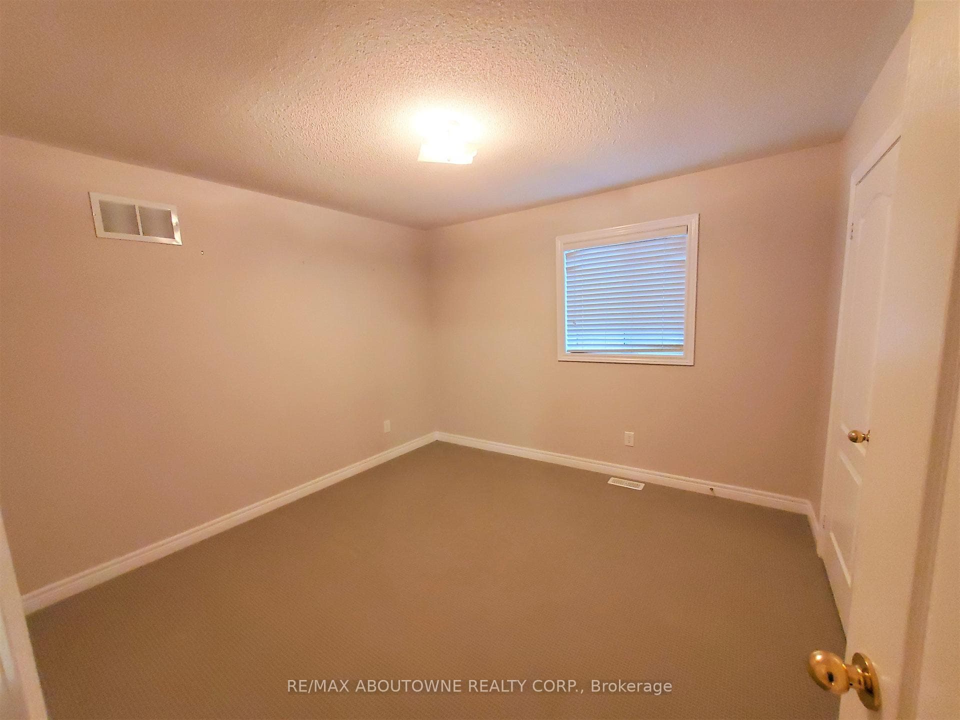 2086 Youngstown Gate photo 16