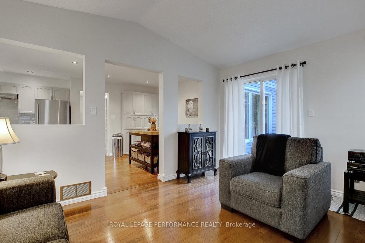 32 Parklands Avenue photo 24