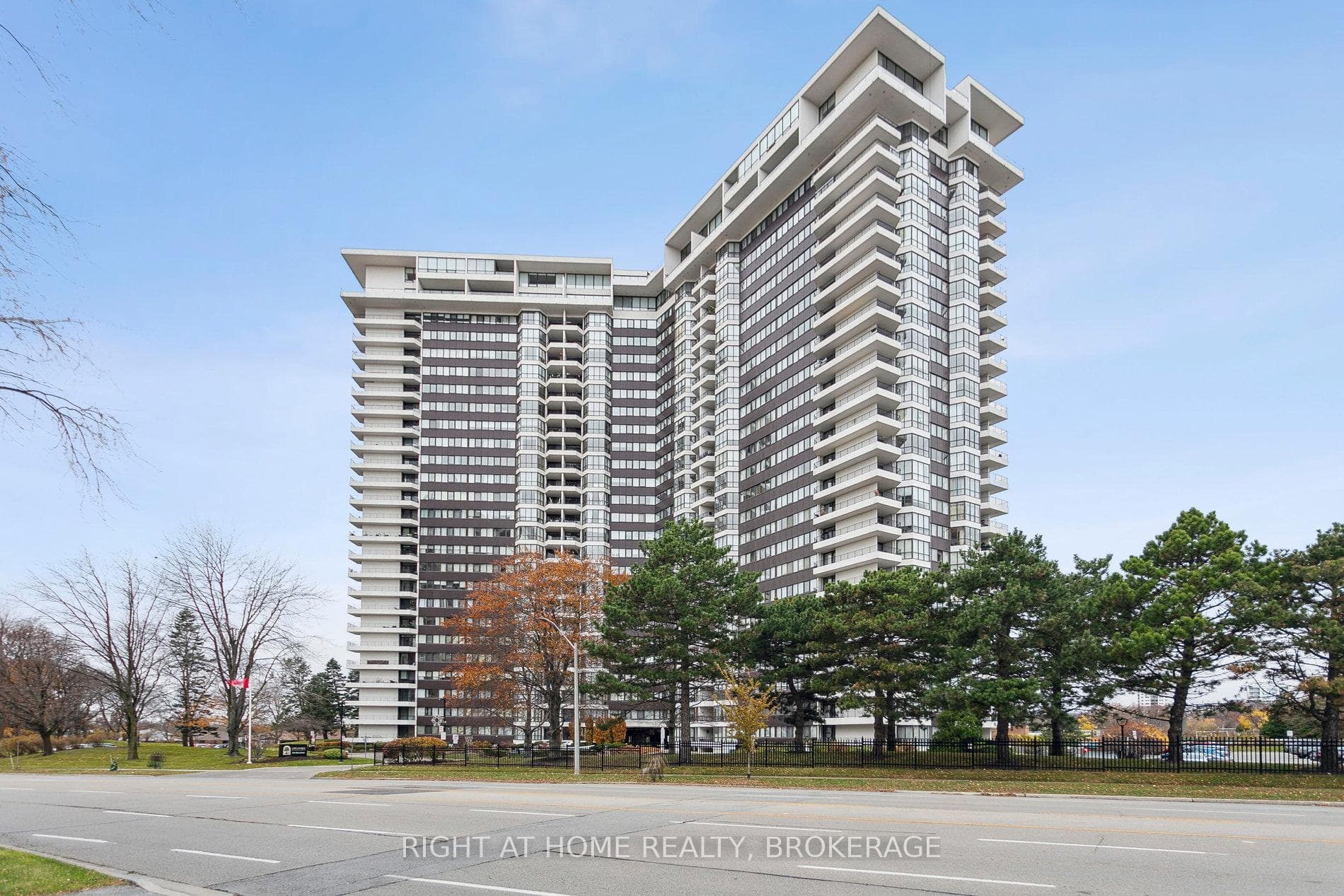 1333 Bloor Street Unit 901 photo 2