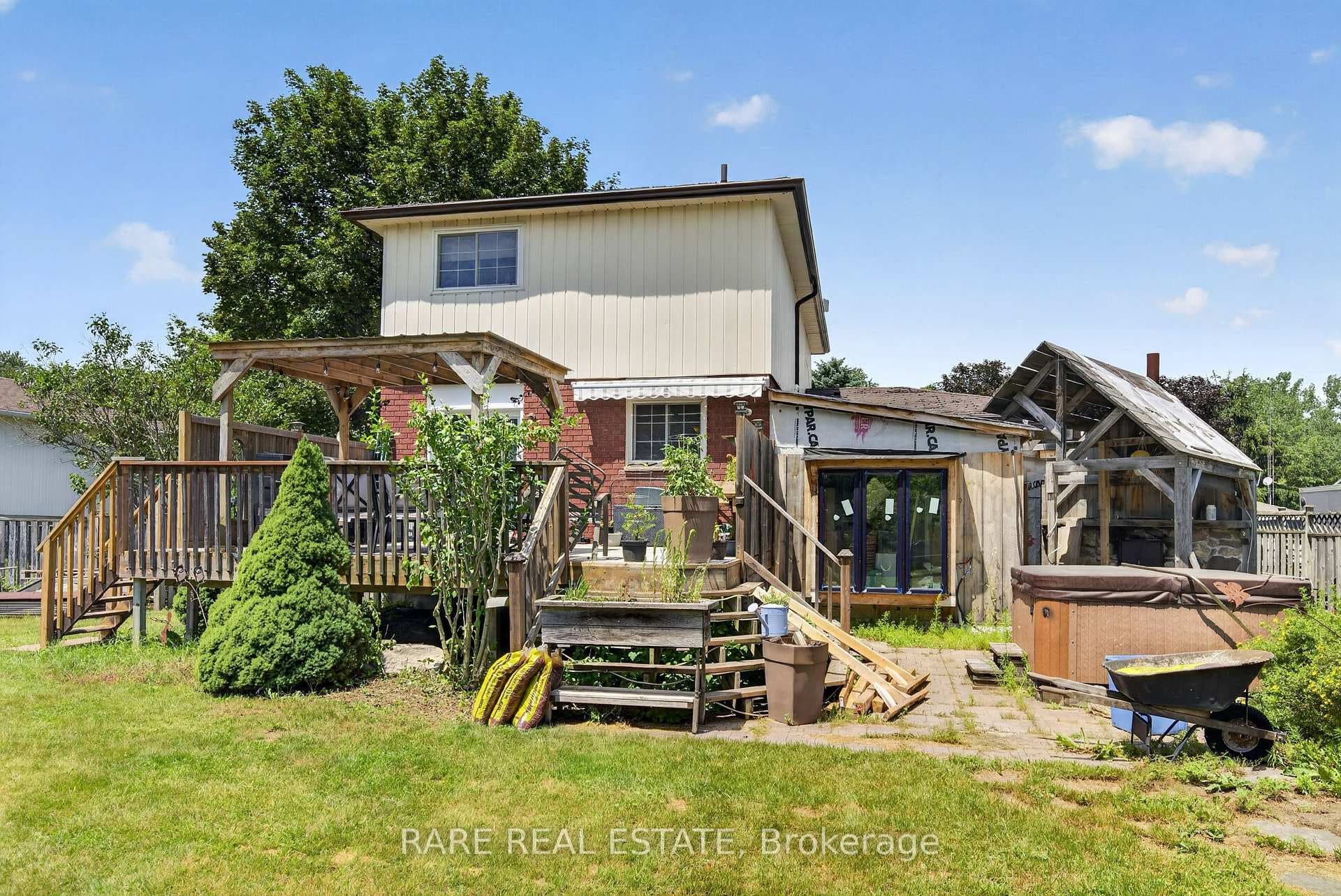 To the right you can see the sunroom, hottub etc.