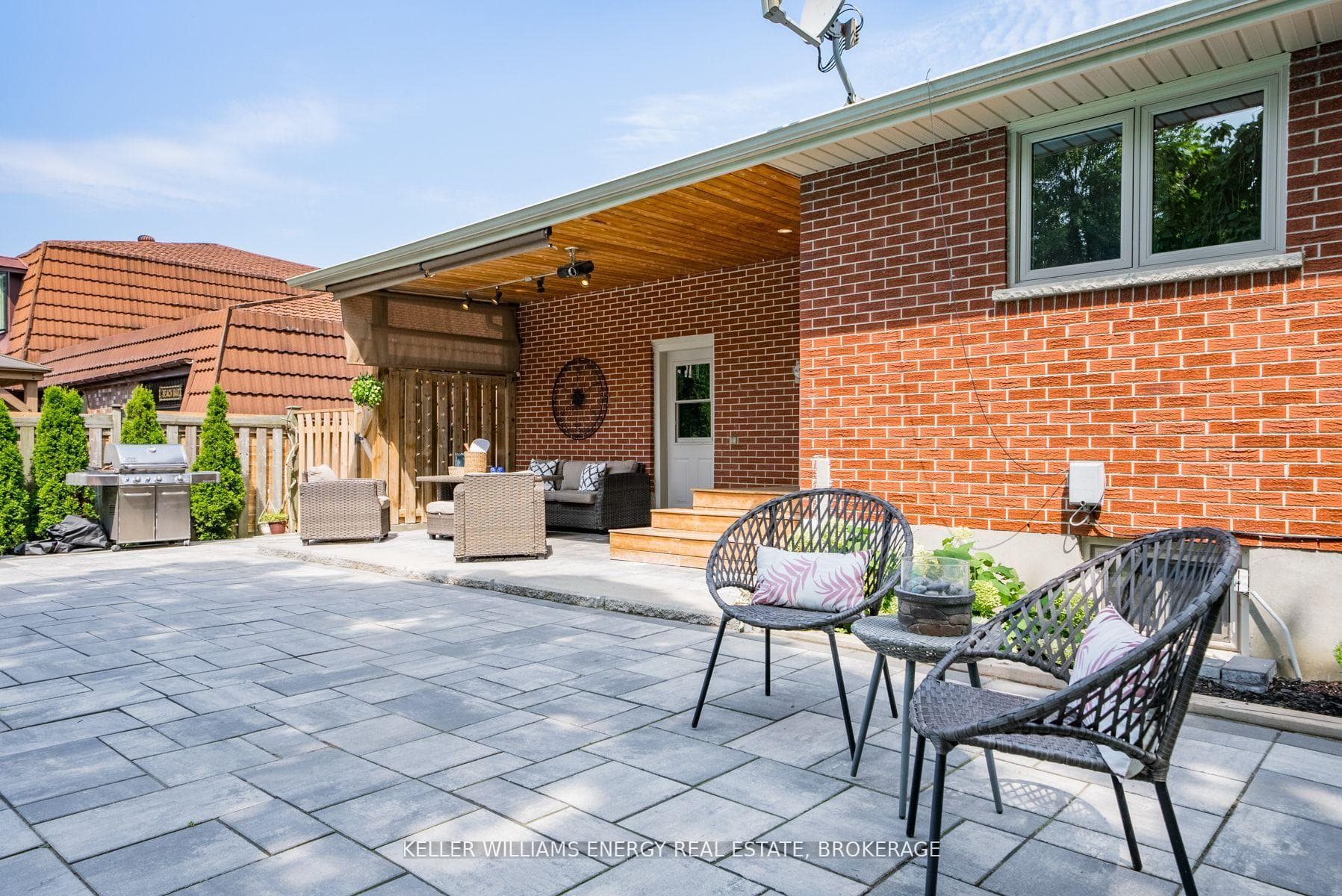 851 Swiss Heights photo 32