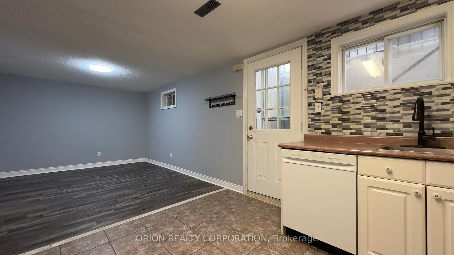 3551 Woodhurst Crescent photo 4