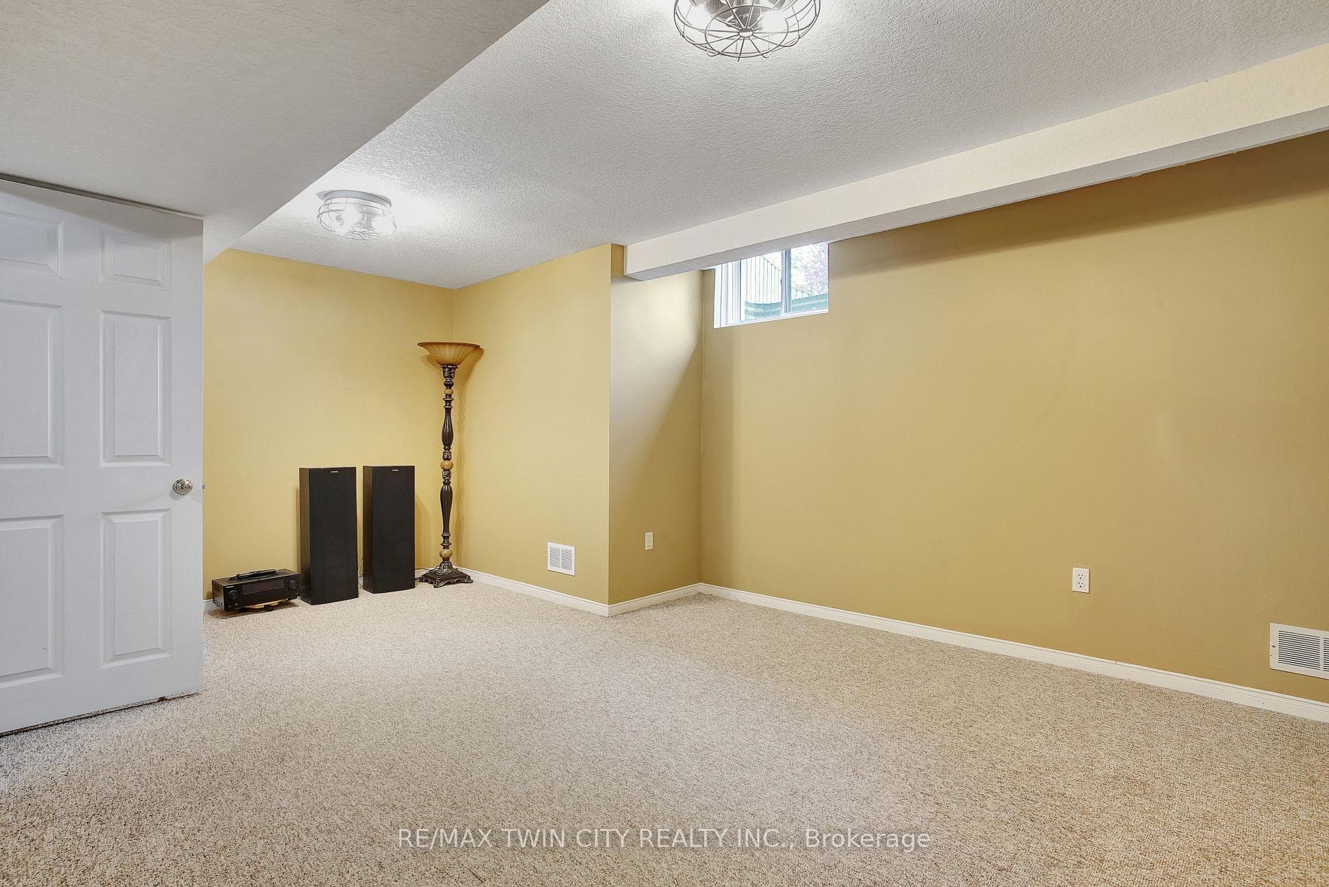 536 Mayflower Street photo 28