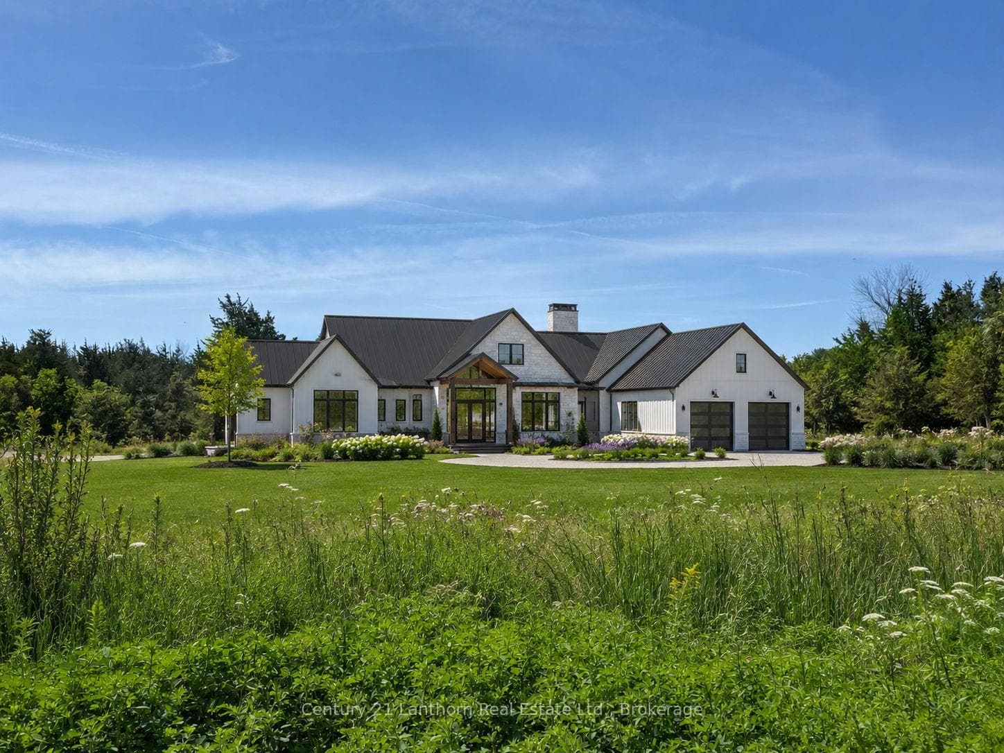 This could be your dream home! (virtually staged)