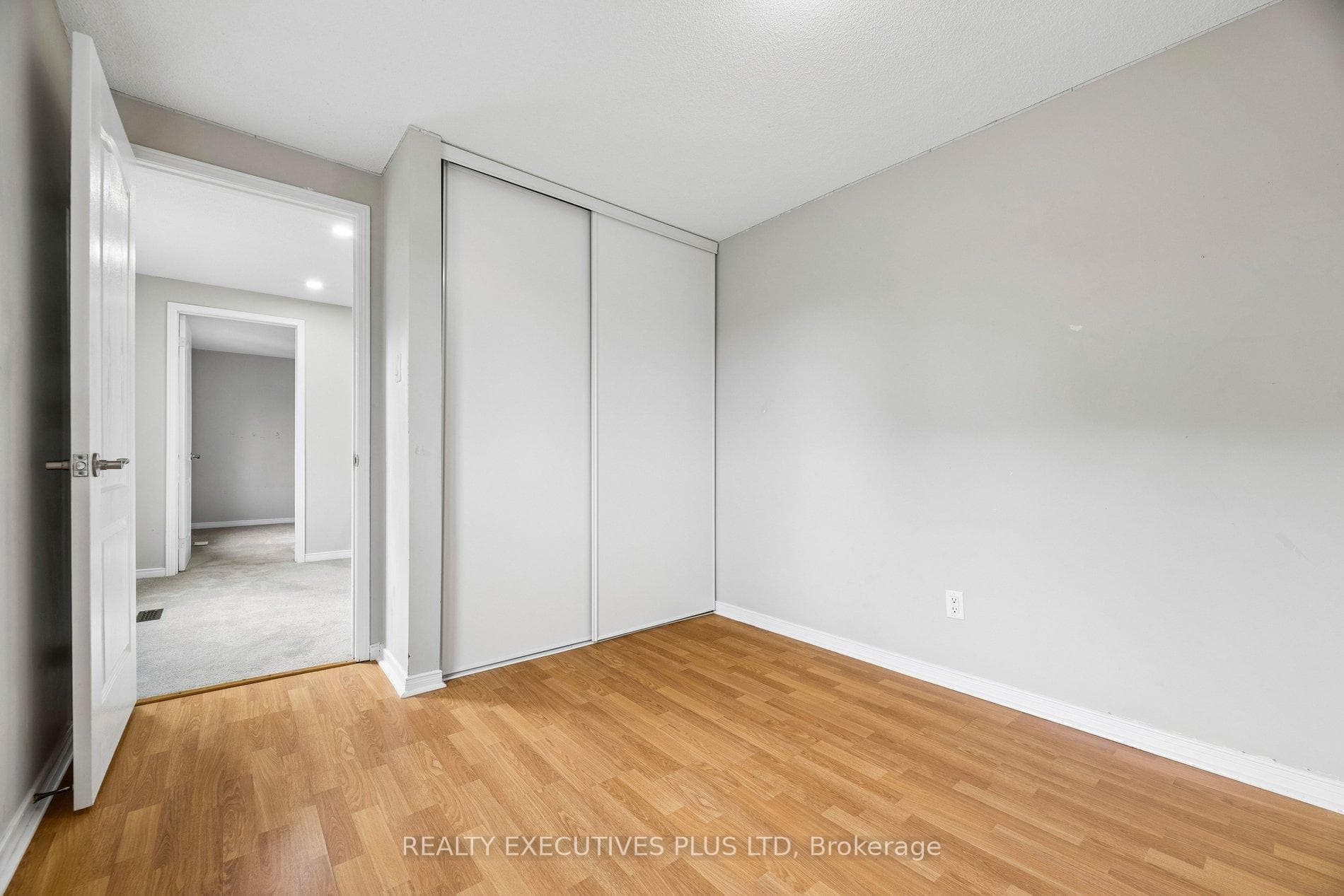 693 Barnes Crescent photo 30