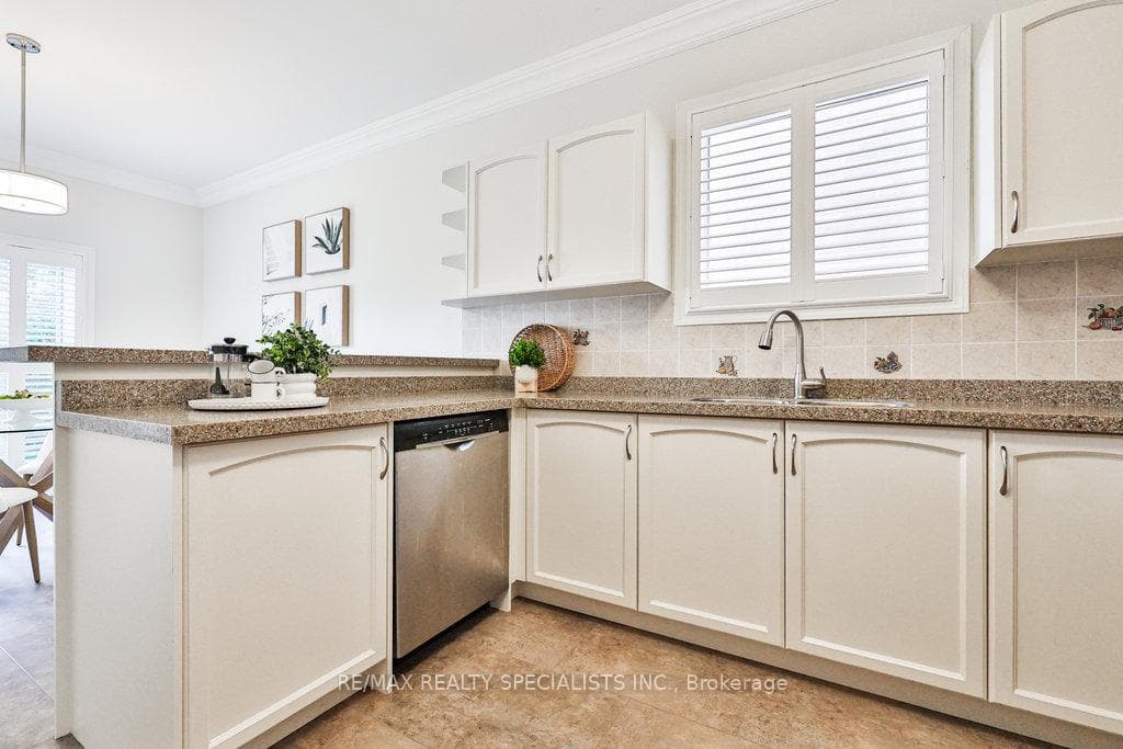 205 Ellis Crescent photo 8