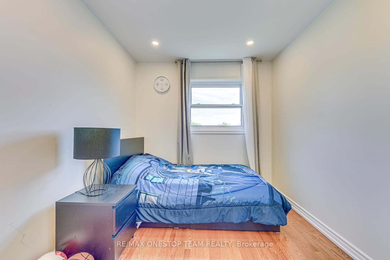 1068 Queens Avenue photo 23
