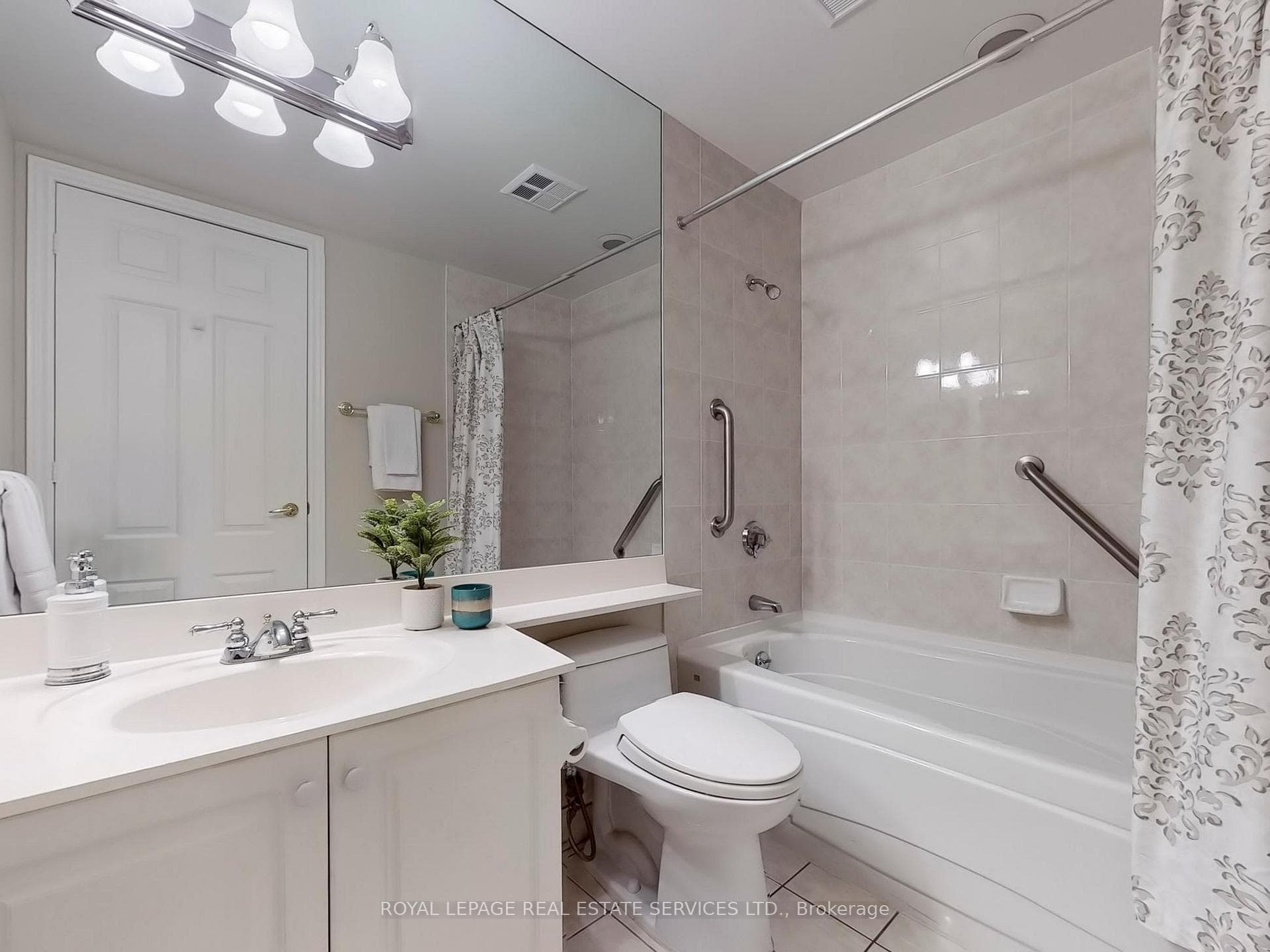 89 Skymark Drive Unit 108 photo 22