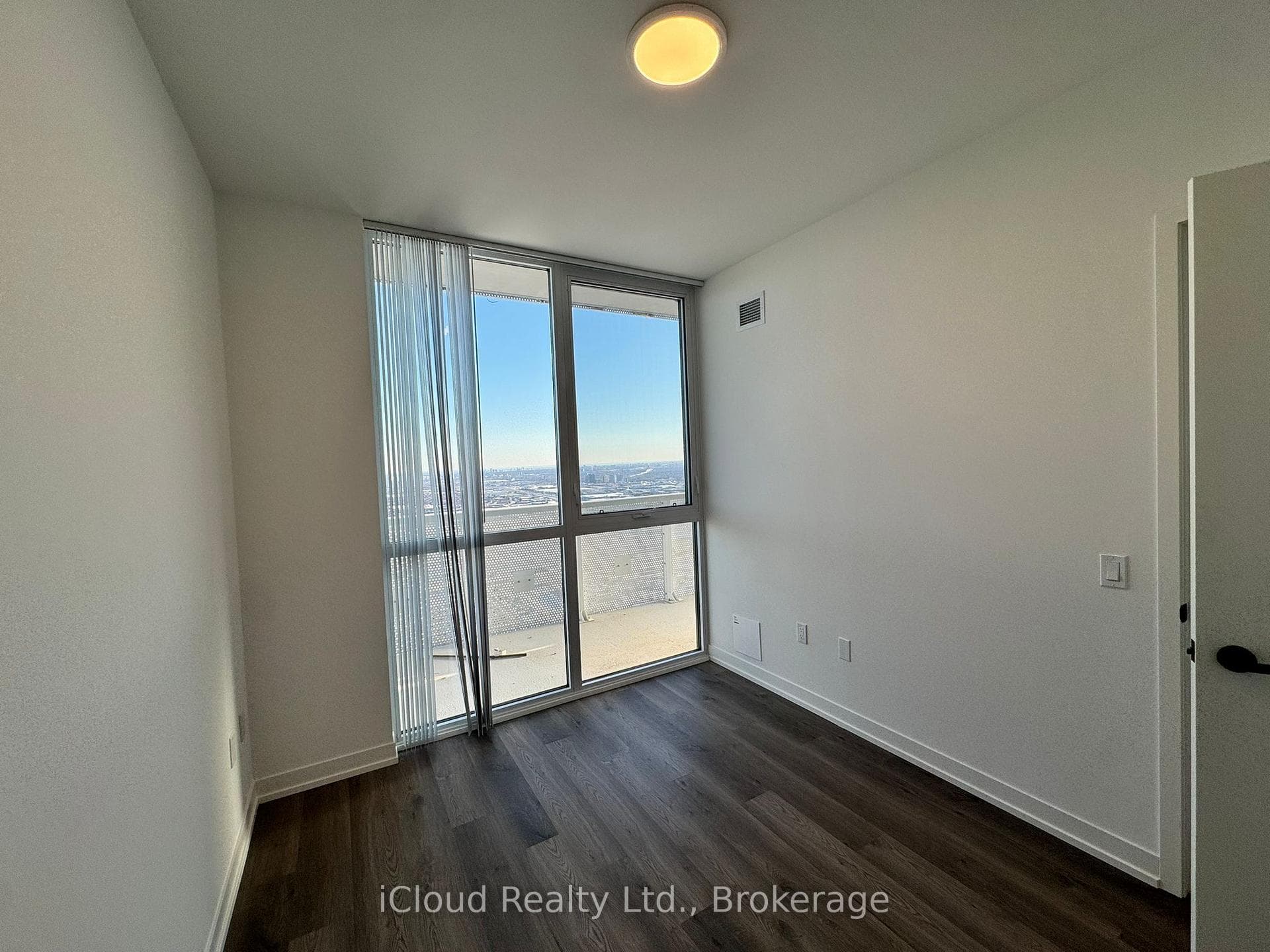 8 Interchange Way Unit 6010 photo 5