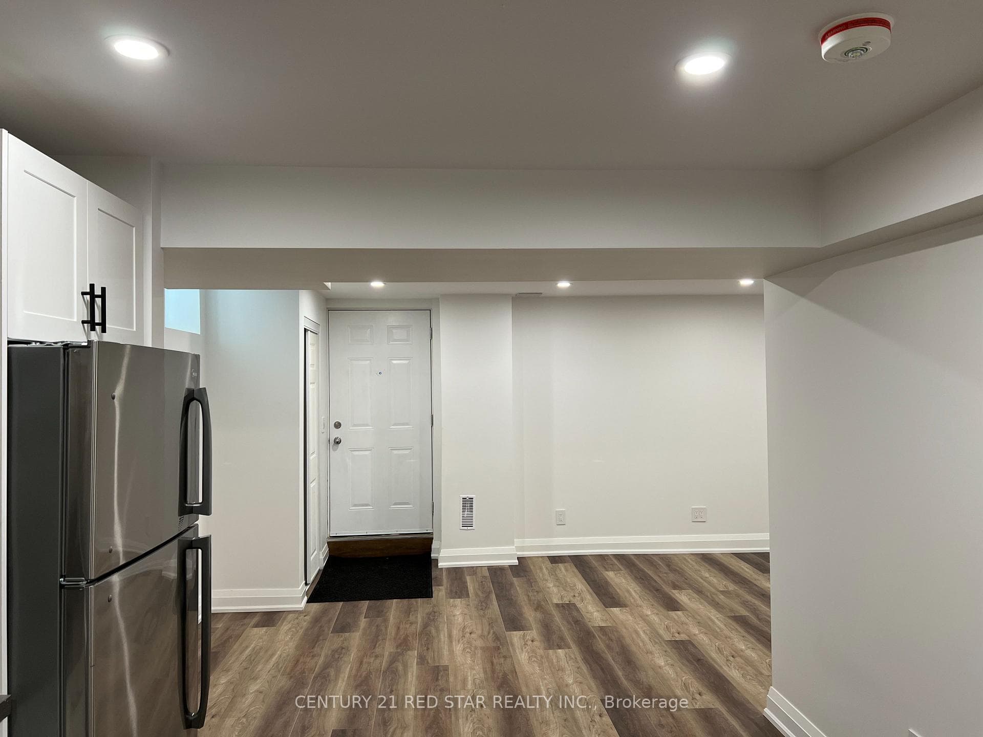 1025 Holdsworth Crescent photo 7