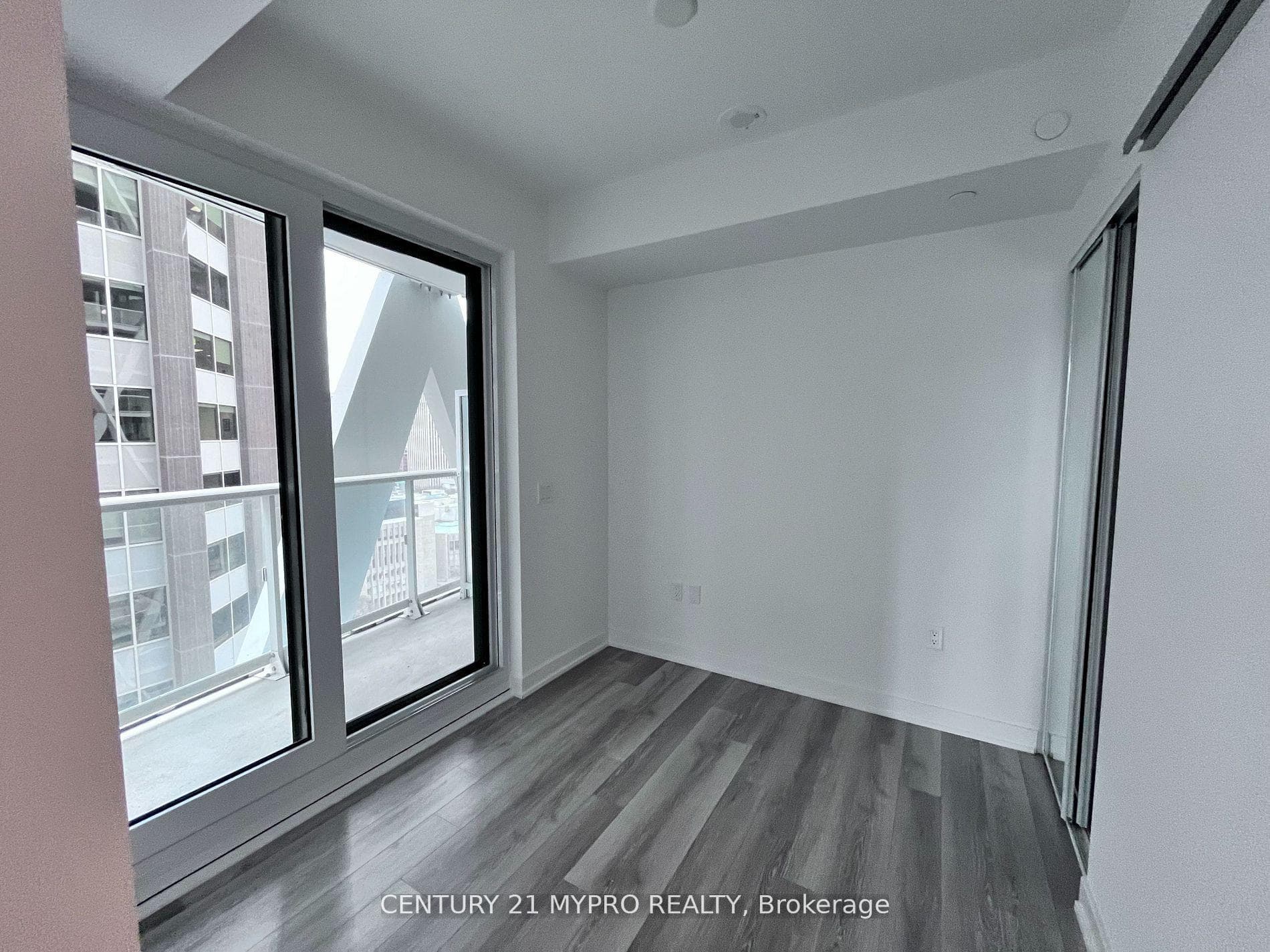 230 Simcoe 2nd Bedroom Street Unit 1528 photo 1