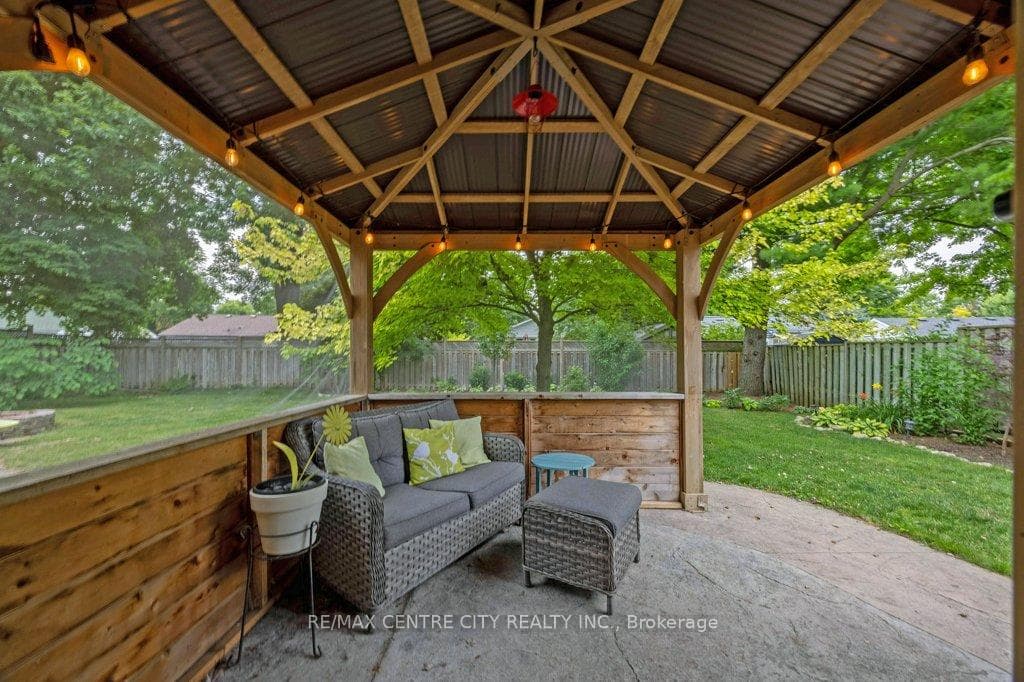 718 Dunboyne Crescent photo 24