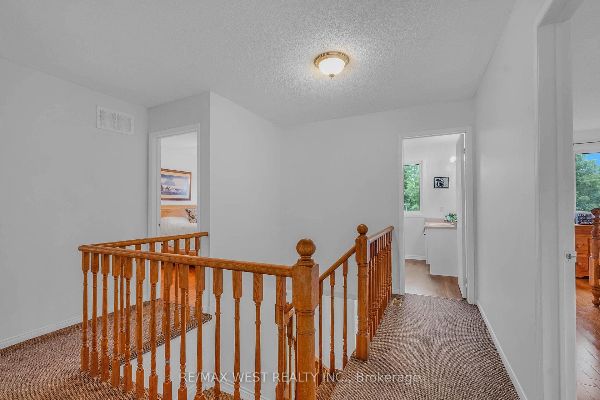 203 Elizabeth Crescent photo 19