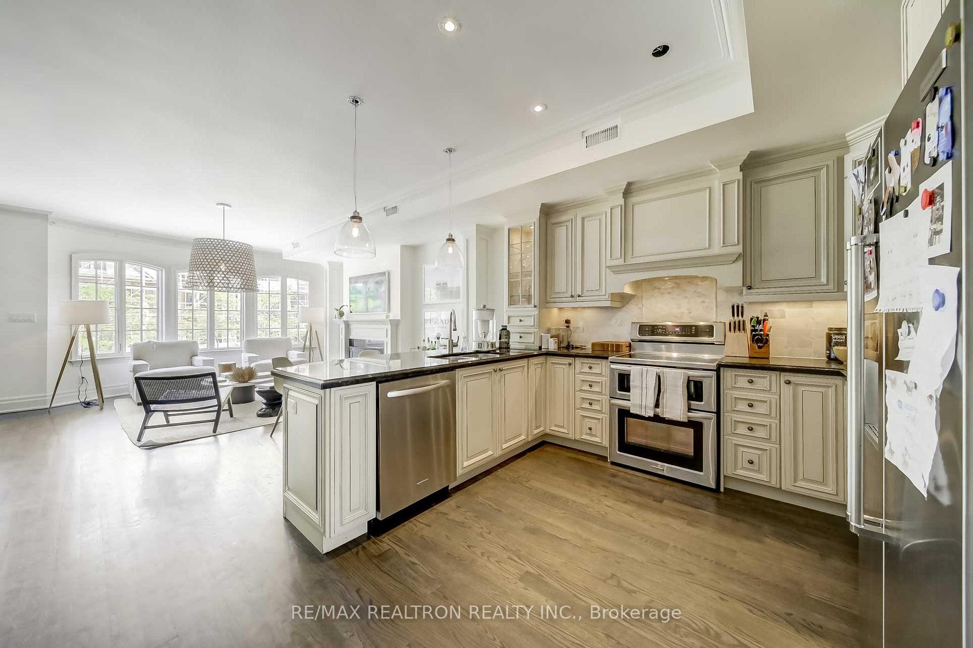 384 Spadina Road photo 7