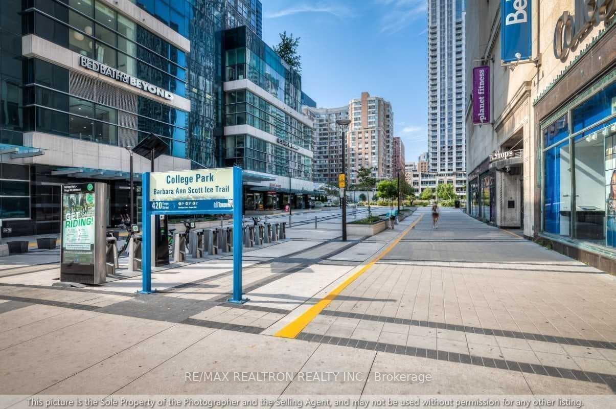 386 Yonge Street Unit 807 photo 12