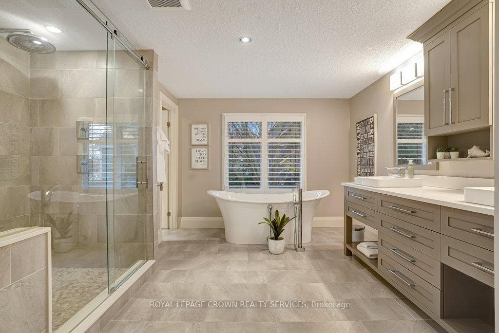 481 Regency Crescent photo 13