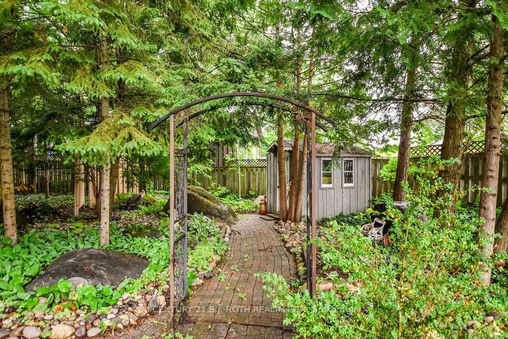 1037 Glen Eagles Crescent photo 37