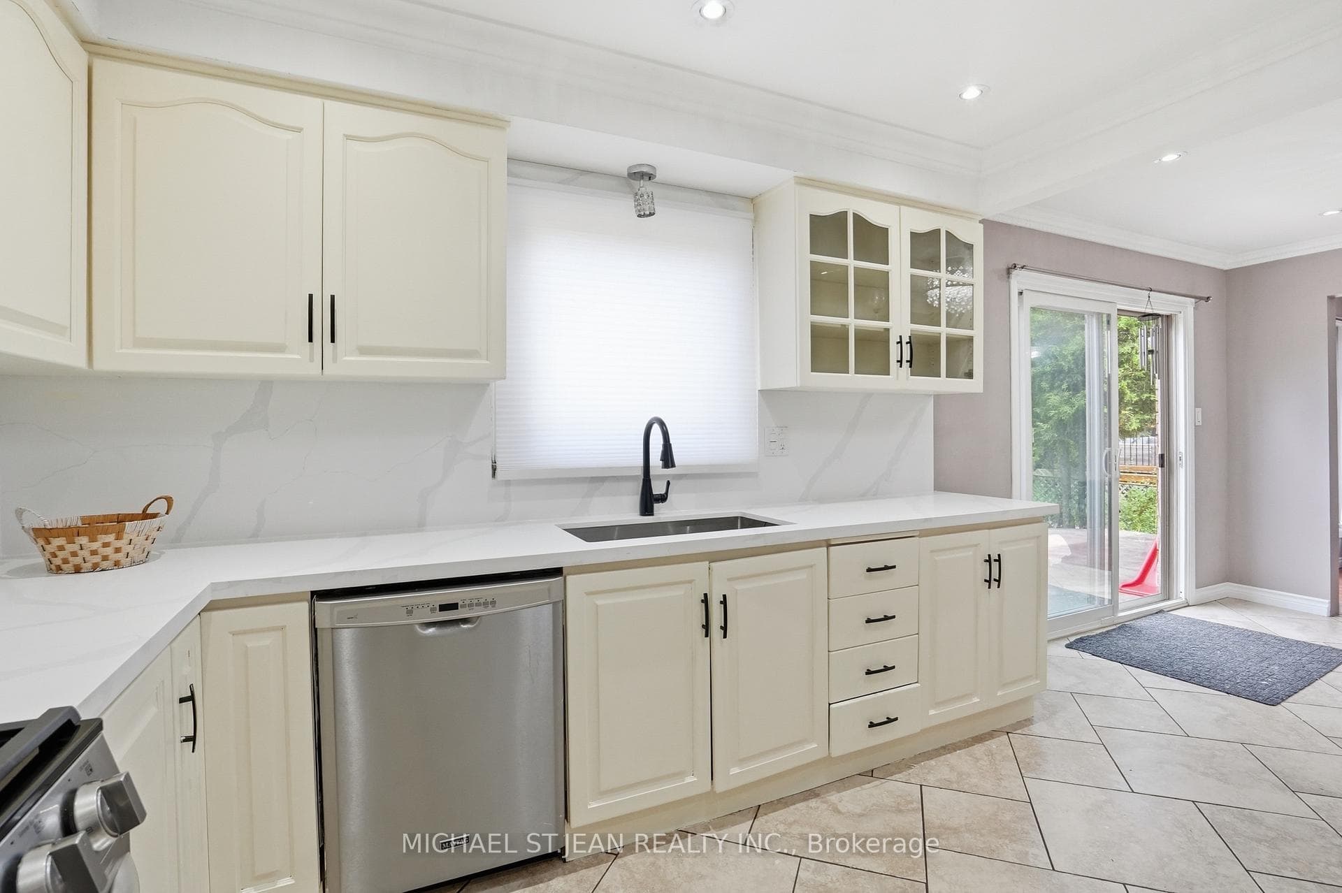 111 Aubrey Avenue photo 16