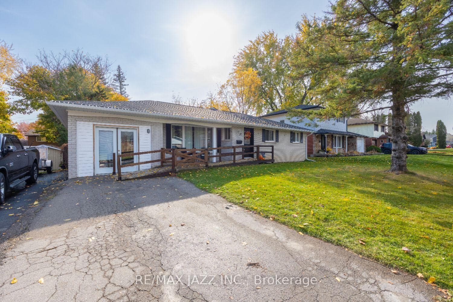 21 Maple Crescent photo 3