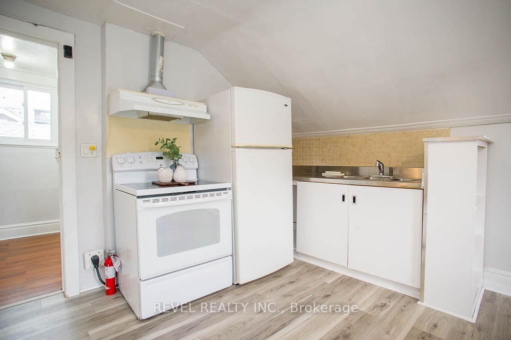 8 Helen Avenue photo 22