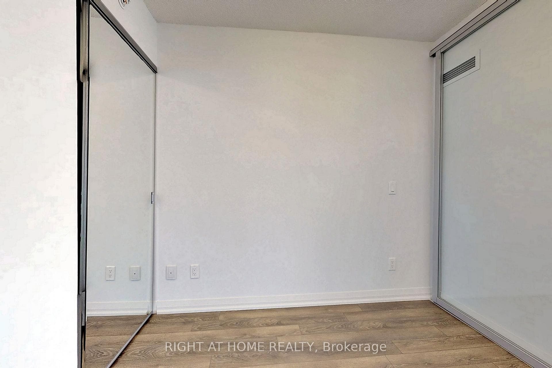 30 Meadowglen Place Unit 802 photo 21