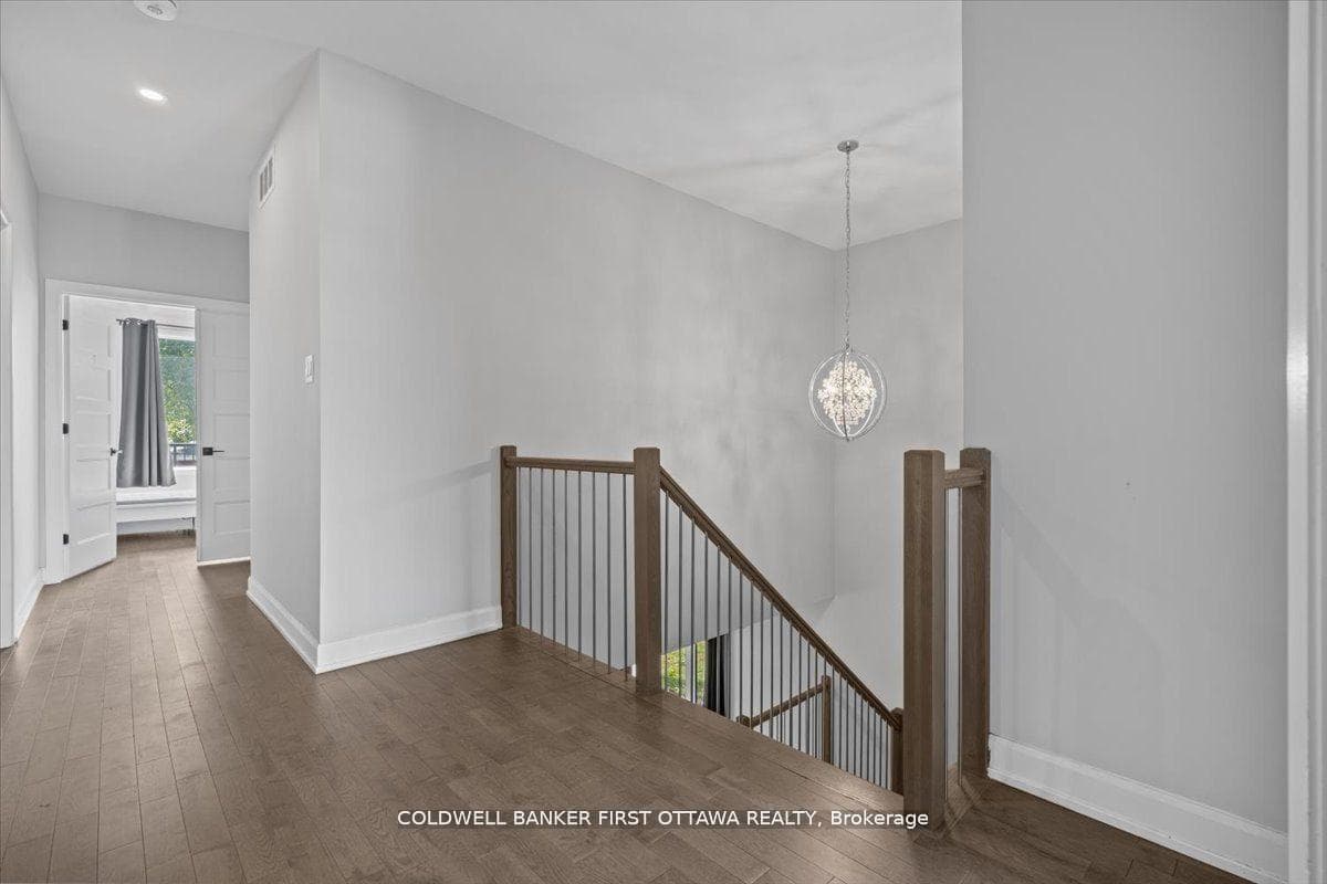 560 QUEEN MARY Street photo 12