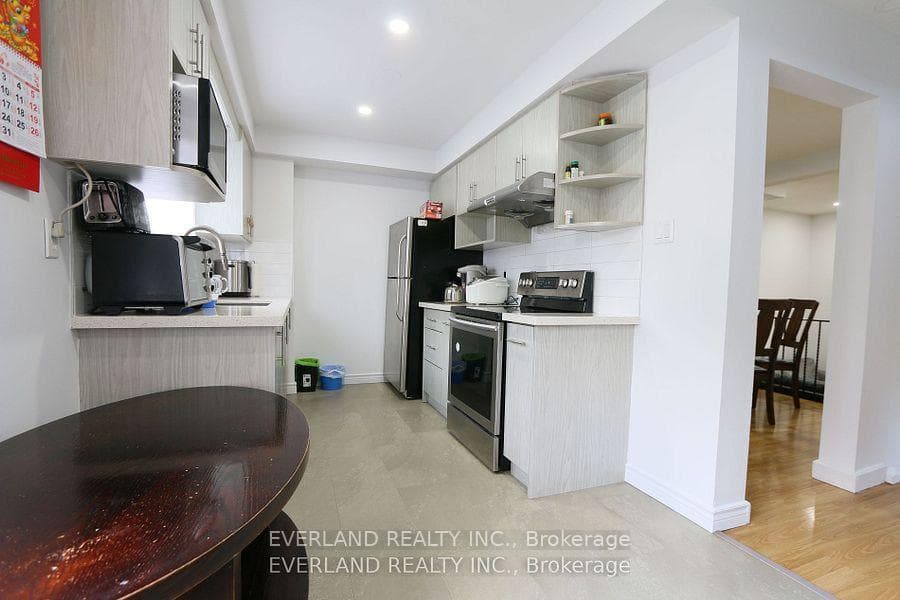 1121 Sandhurst Circle Unit 25 photo 7