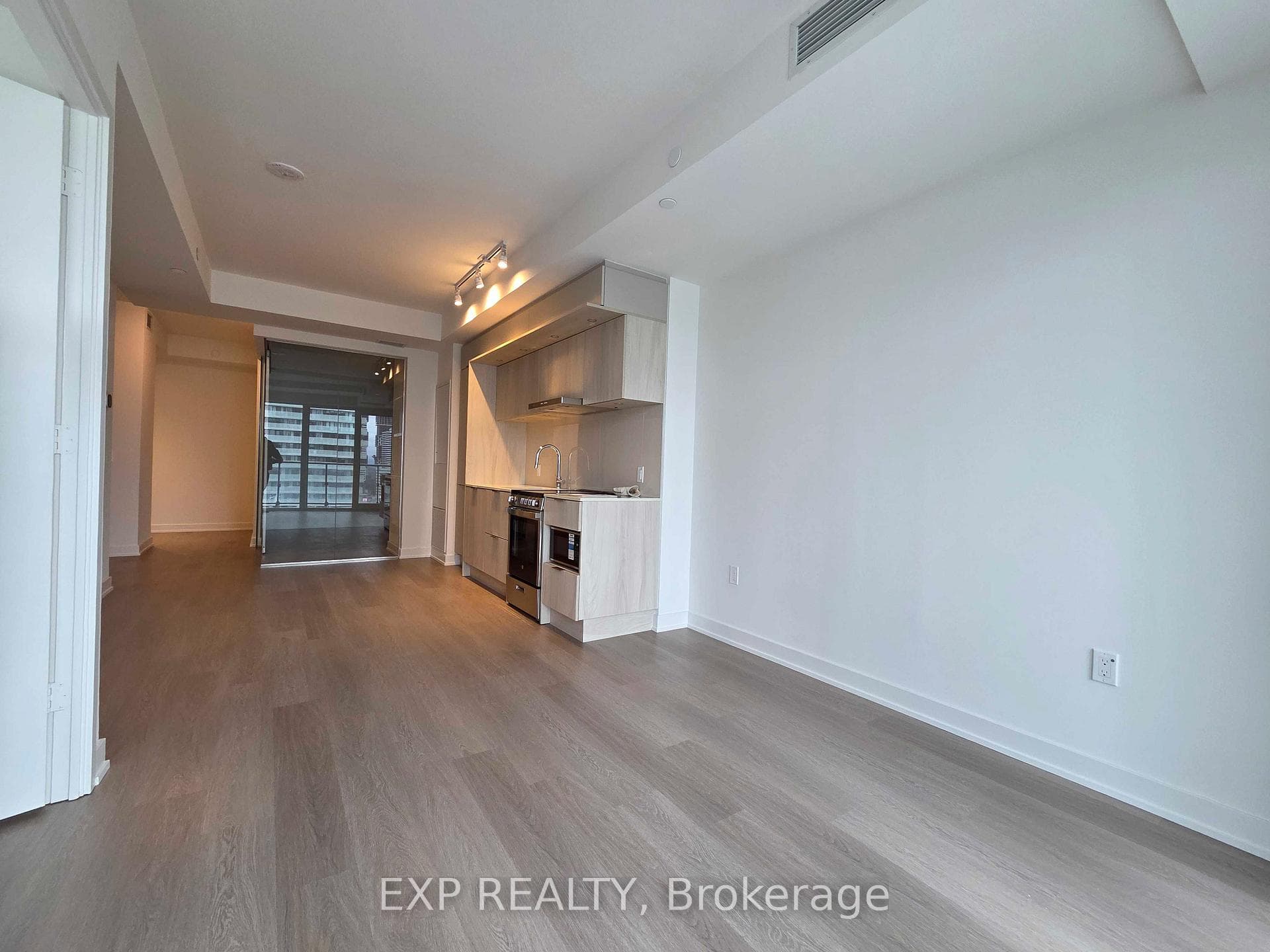 448 Burnhamthorpe Road Unit 1306 photo 7