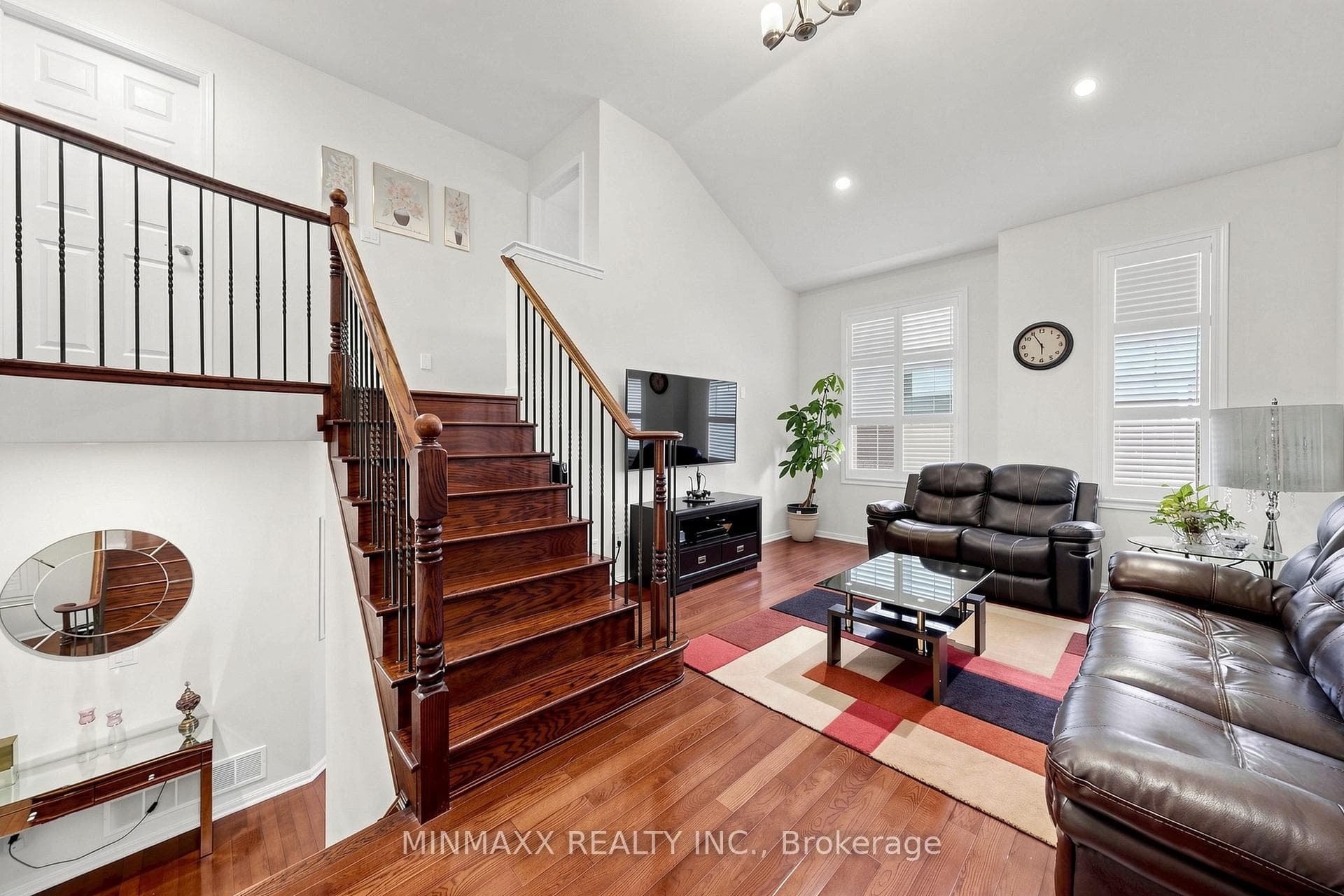 916 Minchin Way photo 24