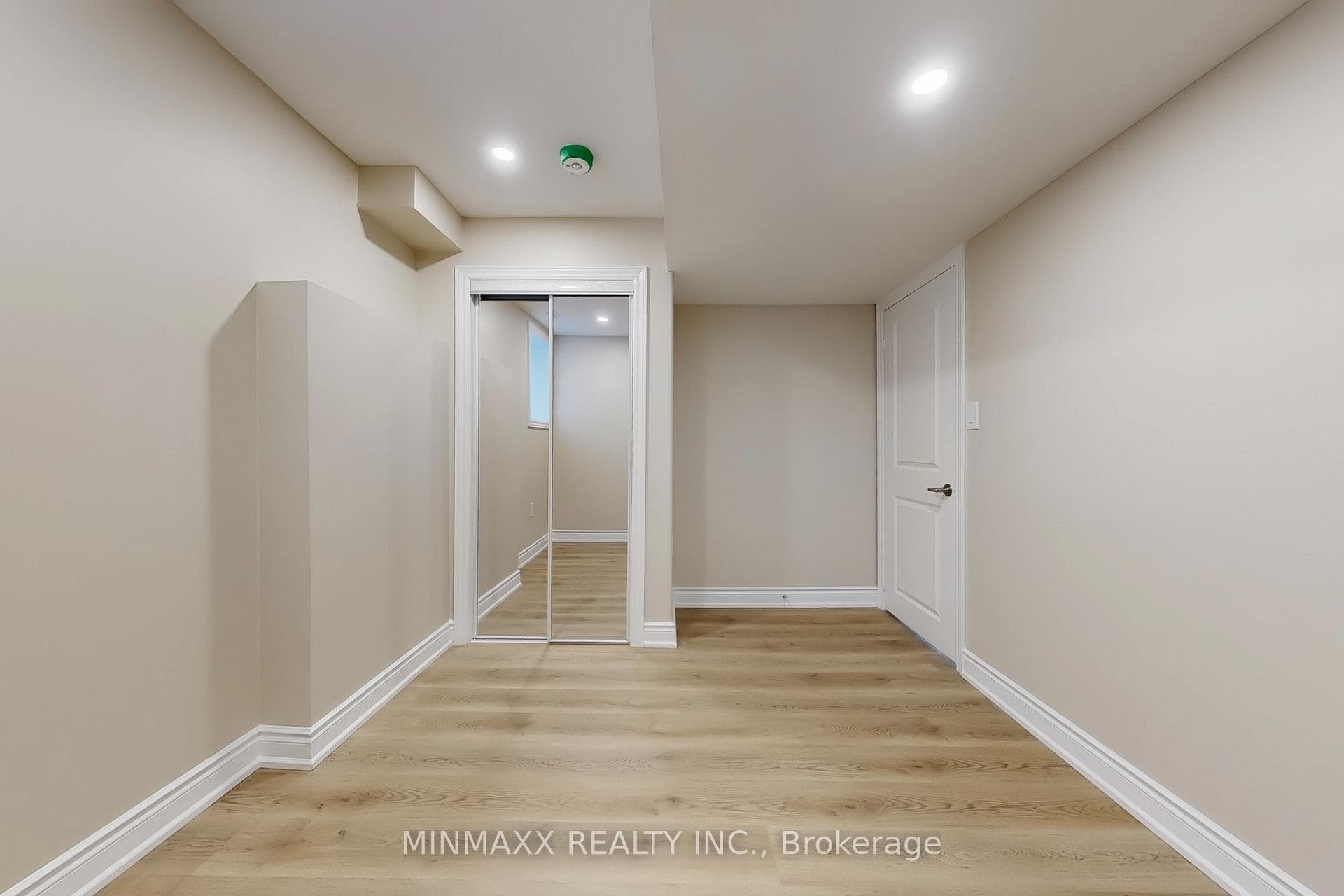 465 Thornborrow (2-Bed Walkout Bsmt Apt) Court photo 22