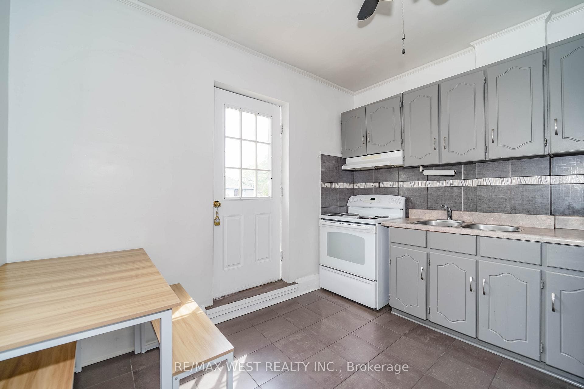1529 Dufferin Street photo 10