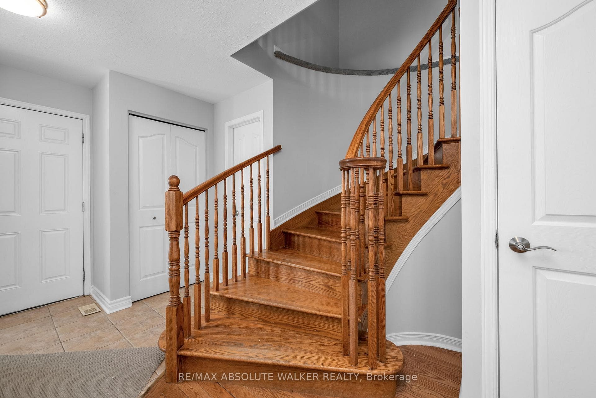 2351 Glandriel Crescent photo 21