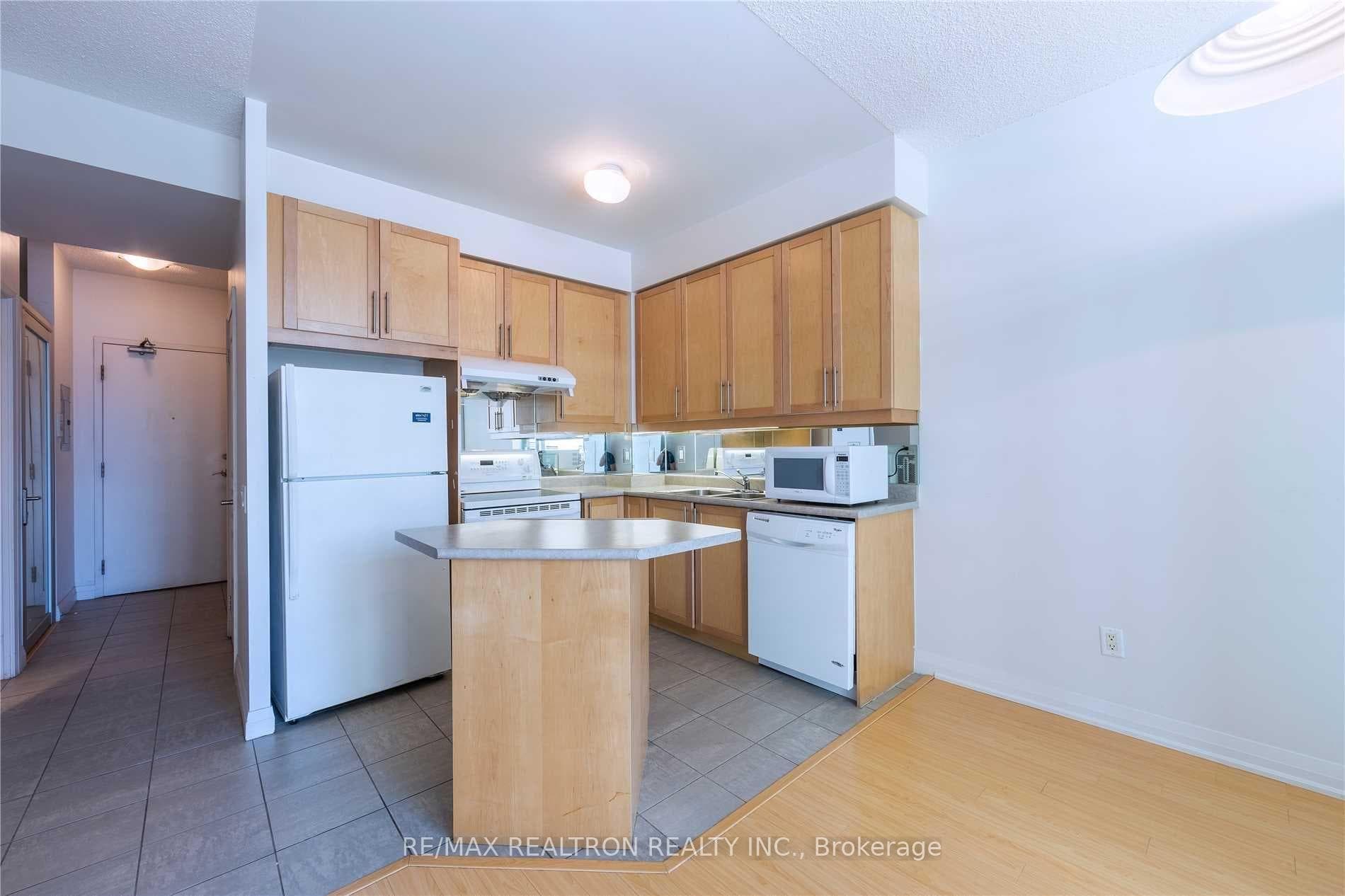 1121 Bay Street Unit 1005 photo 5