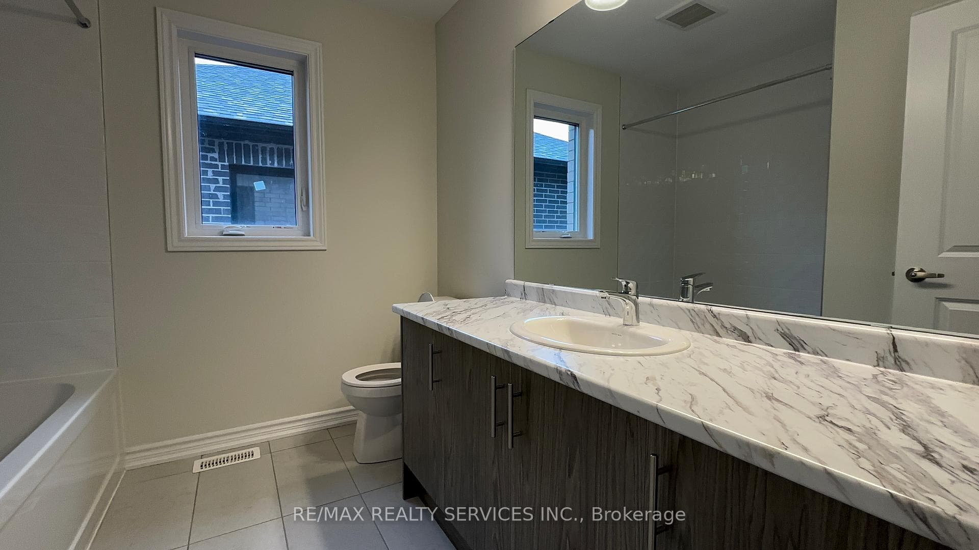 10 Molnar Crescent photo 22