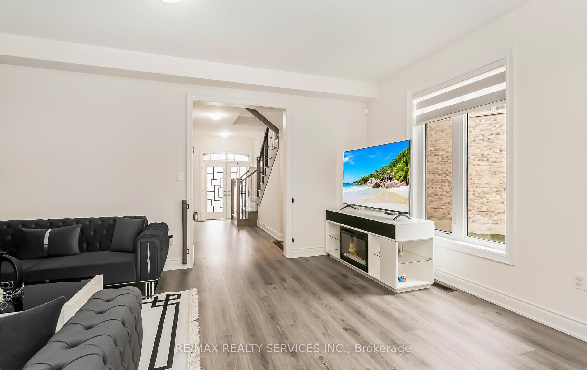 45 Ferragine Crescent photo 5
