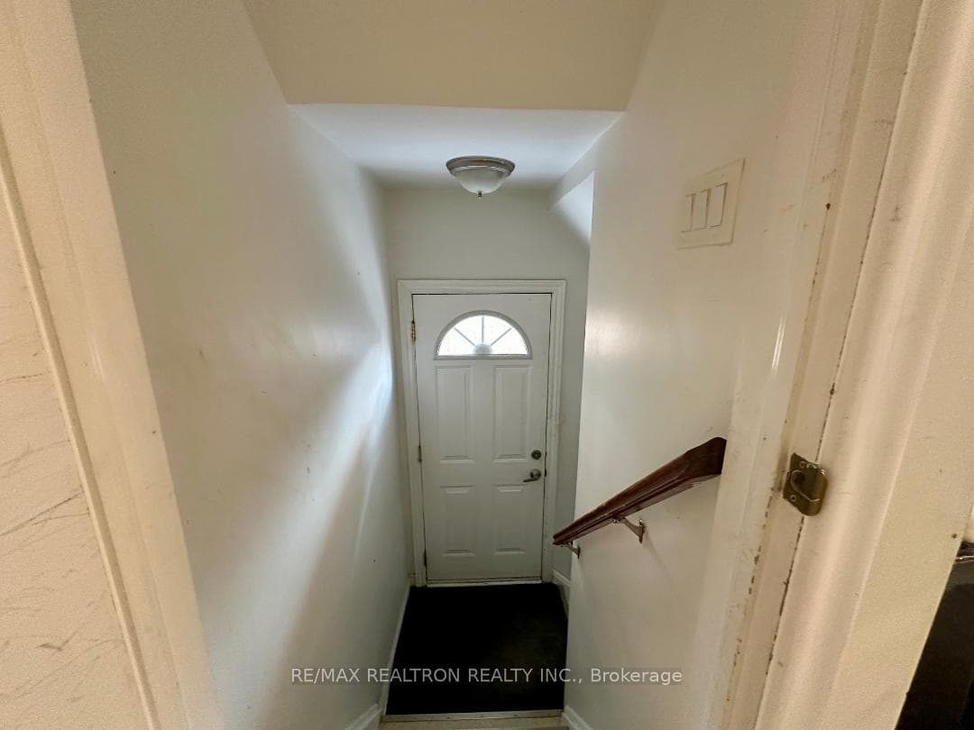 8 Wendy Crescent photo 14