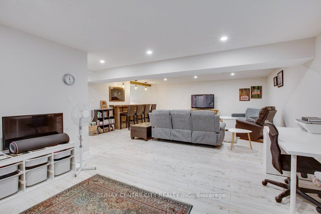 25 Benjamin Parkway photo 31