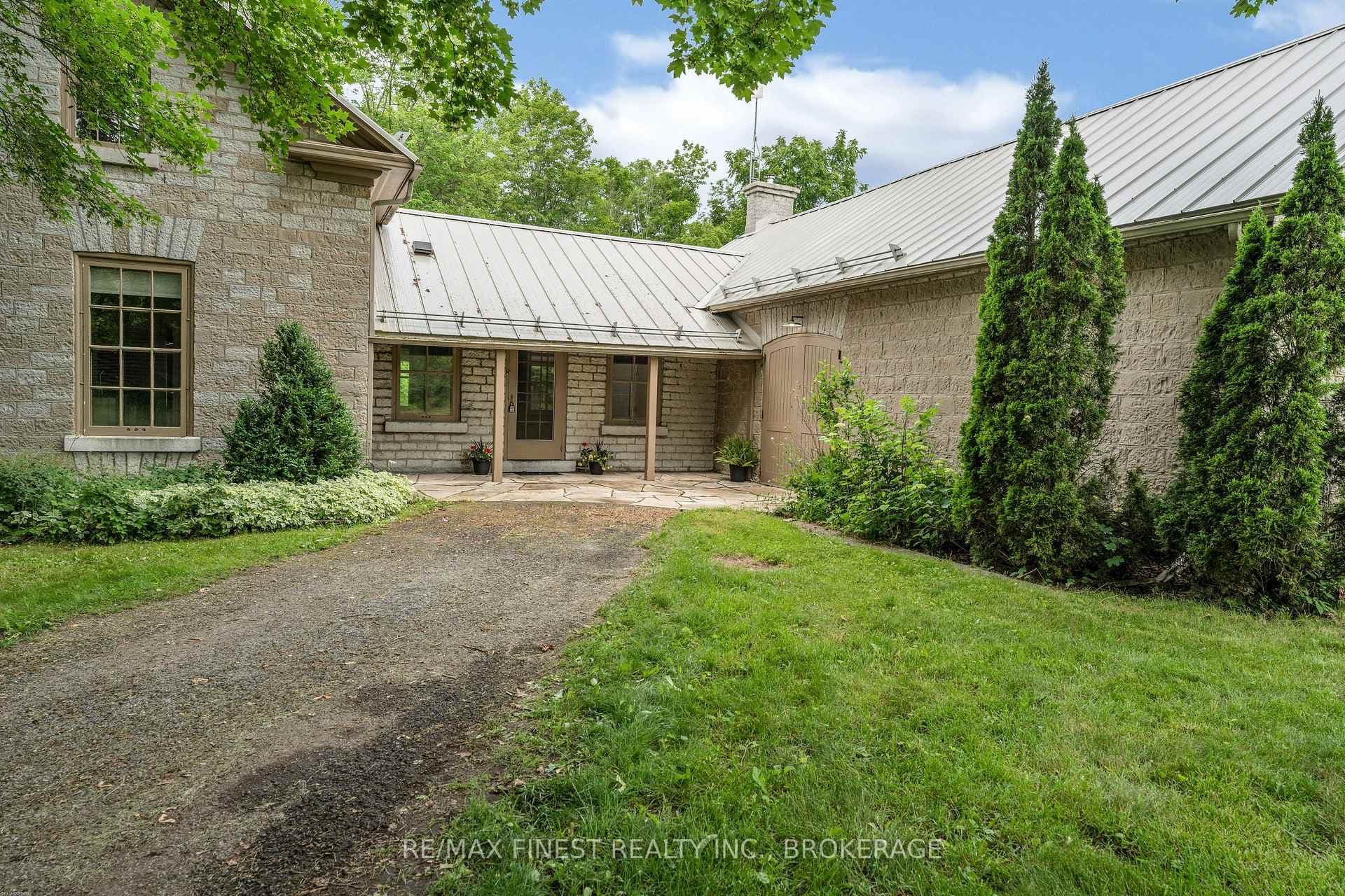4247 Henderson Road photo 2