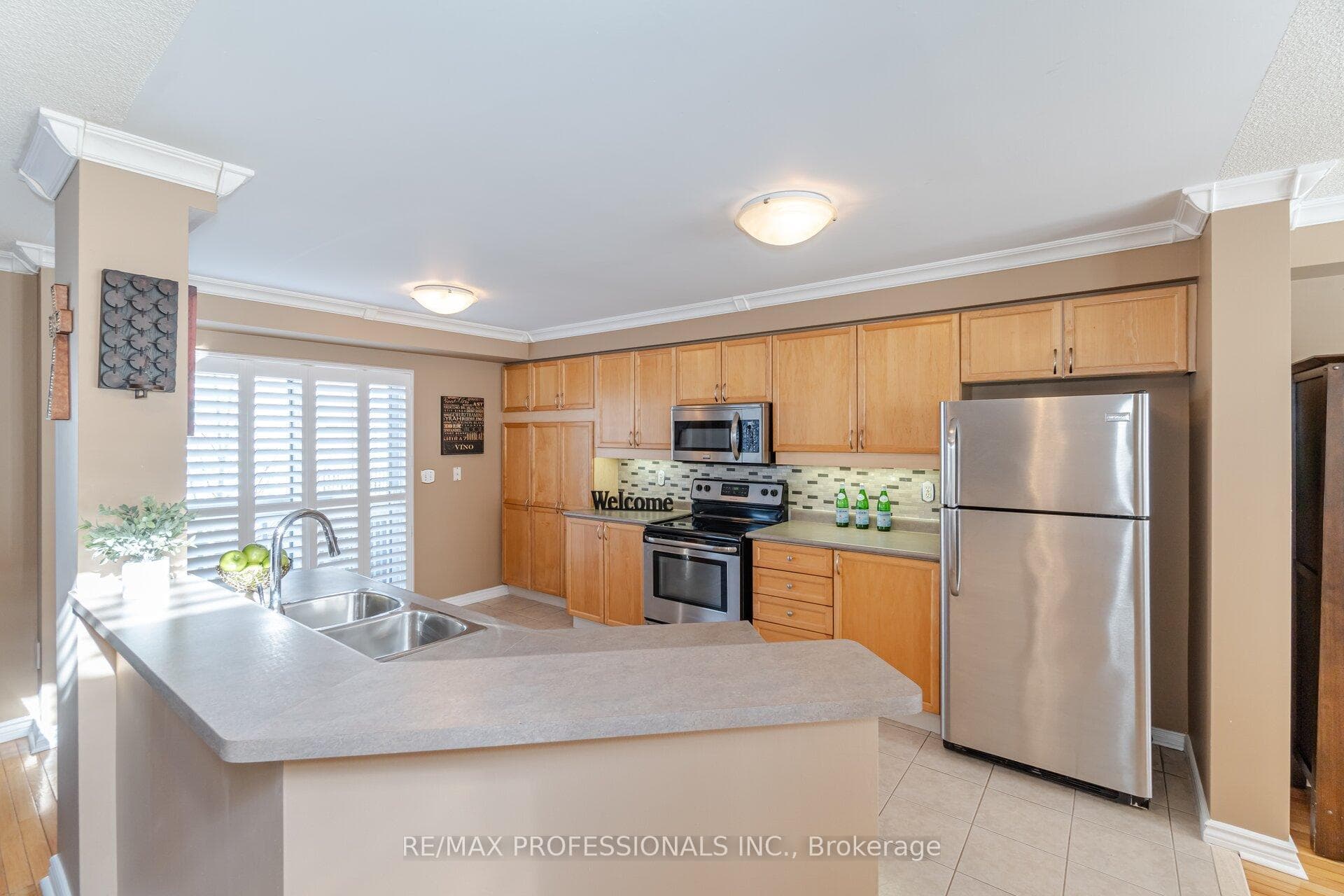 Large Kitchen-SS Appls,Ceramic Backsplash & Floor