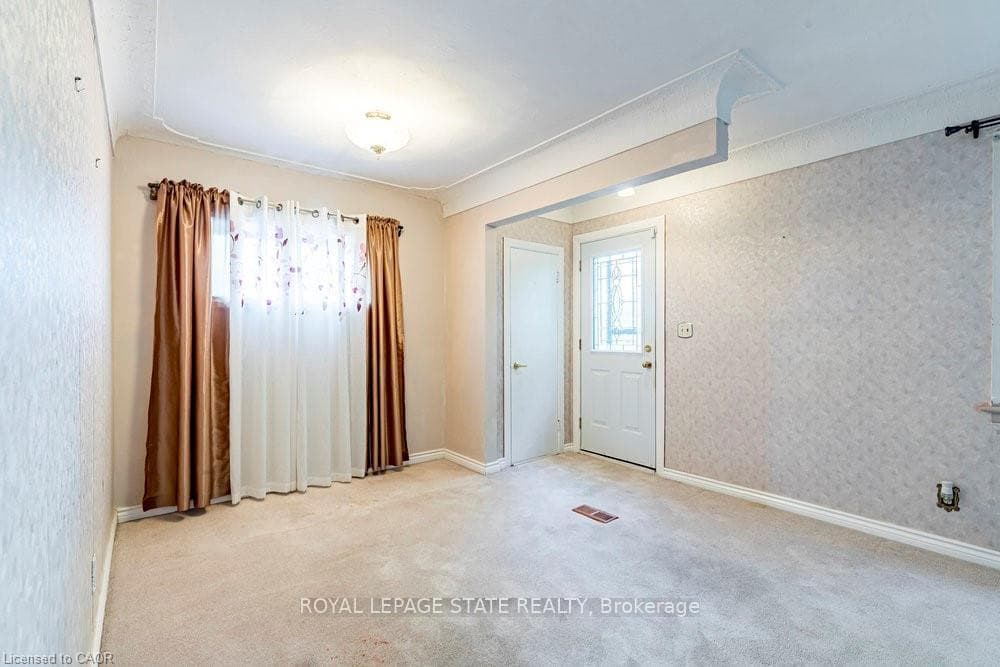8 Sylvia Crescent photo 6