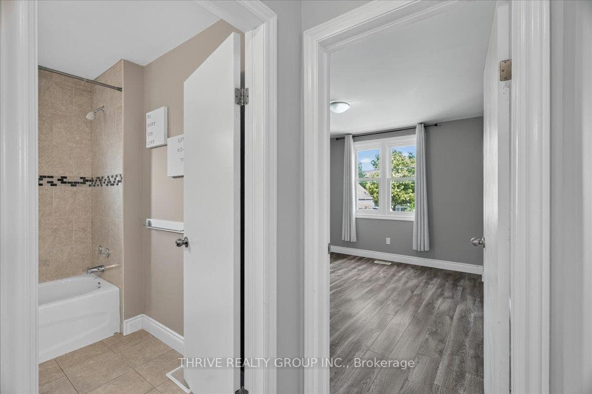 Main bathroom/2nd Bedroom