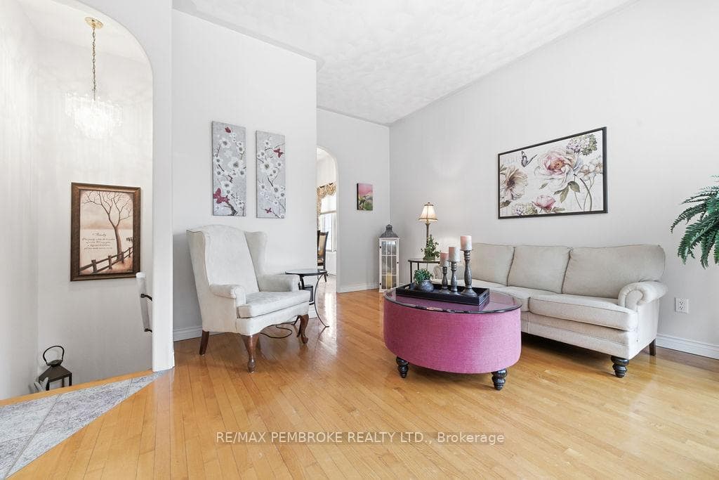 152 Reta Crescent photo 5