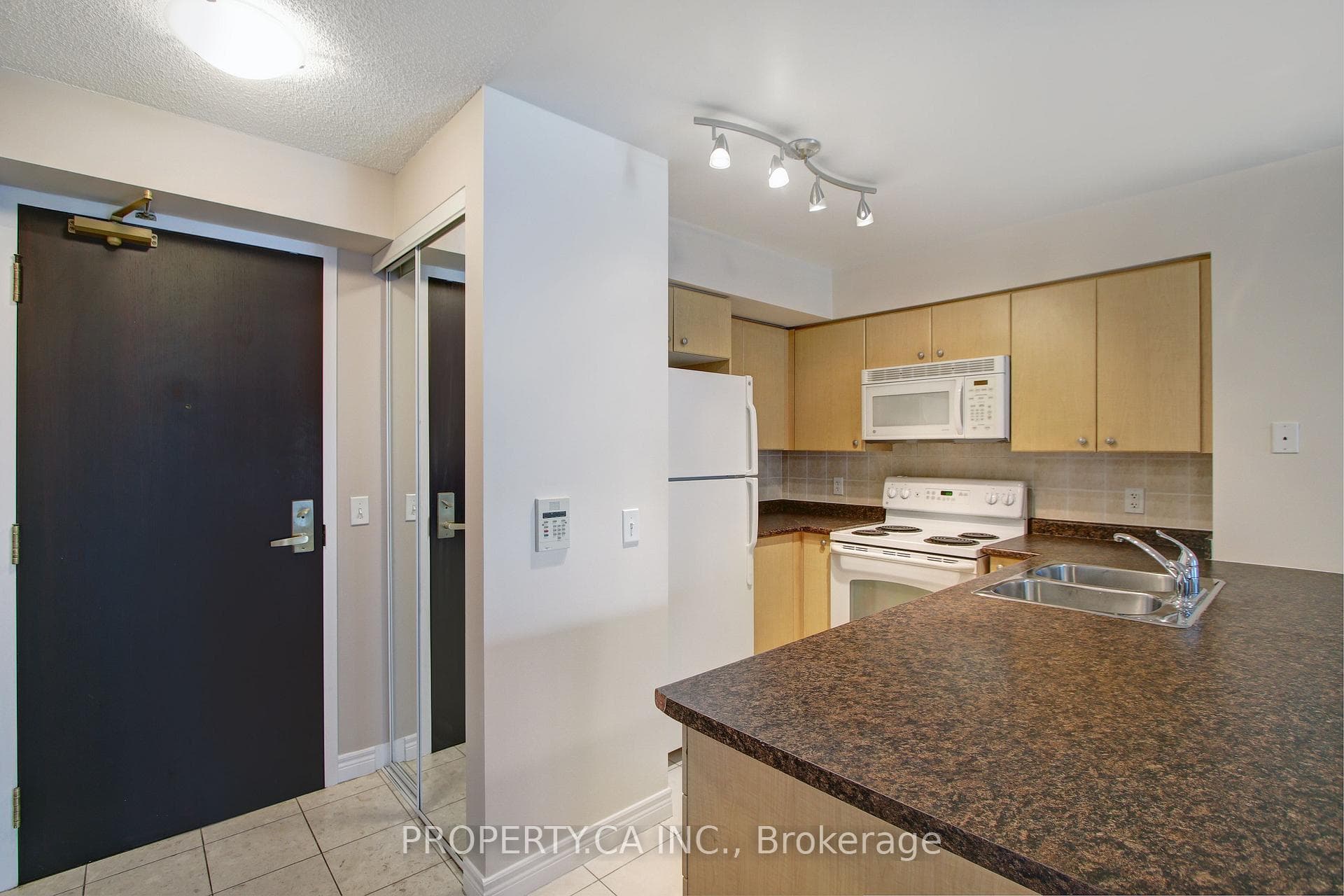 30 Grand Trunk Crescent Unit 905 photo 5