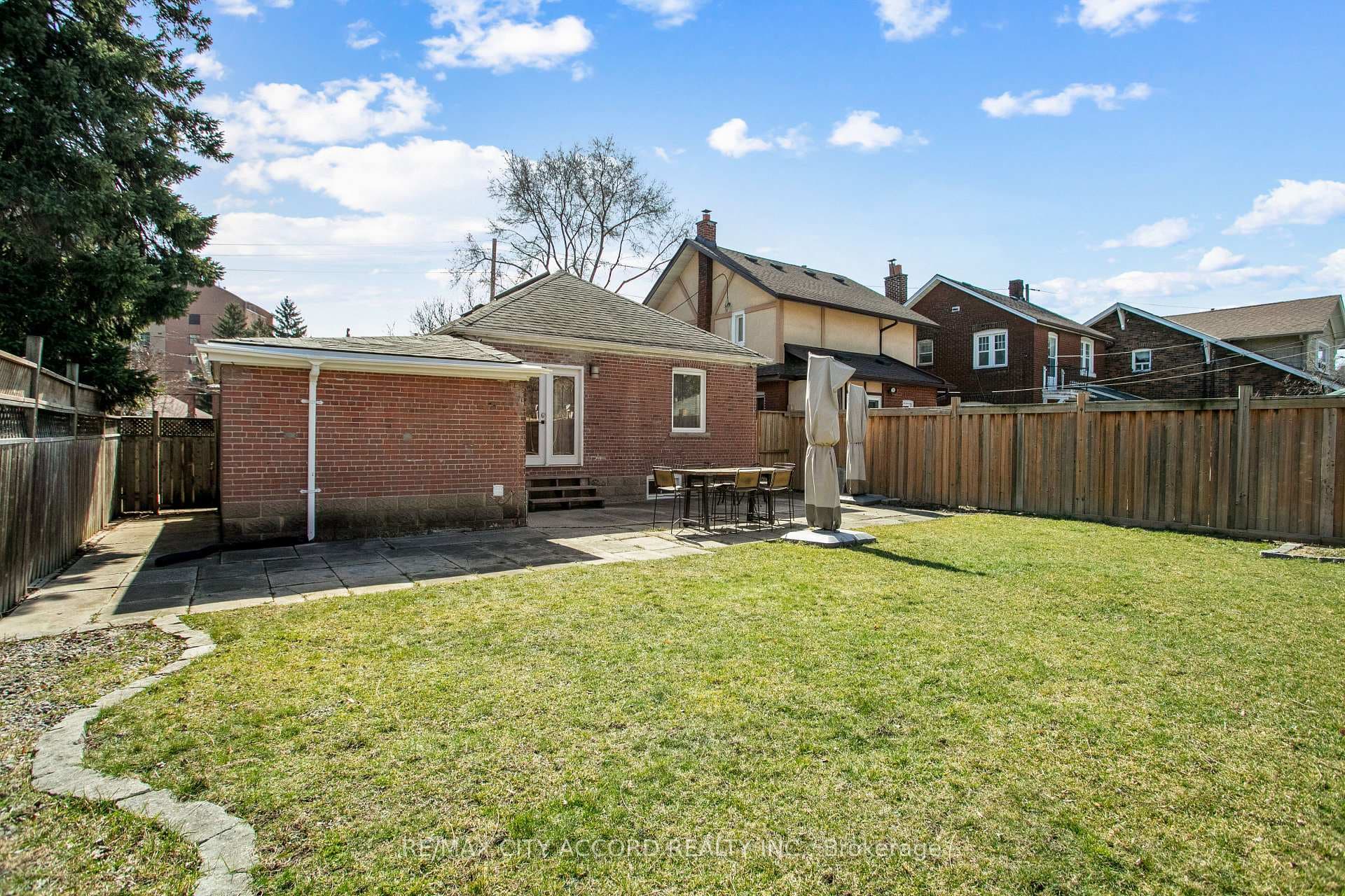 2108 Lawrence Ave W